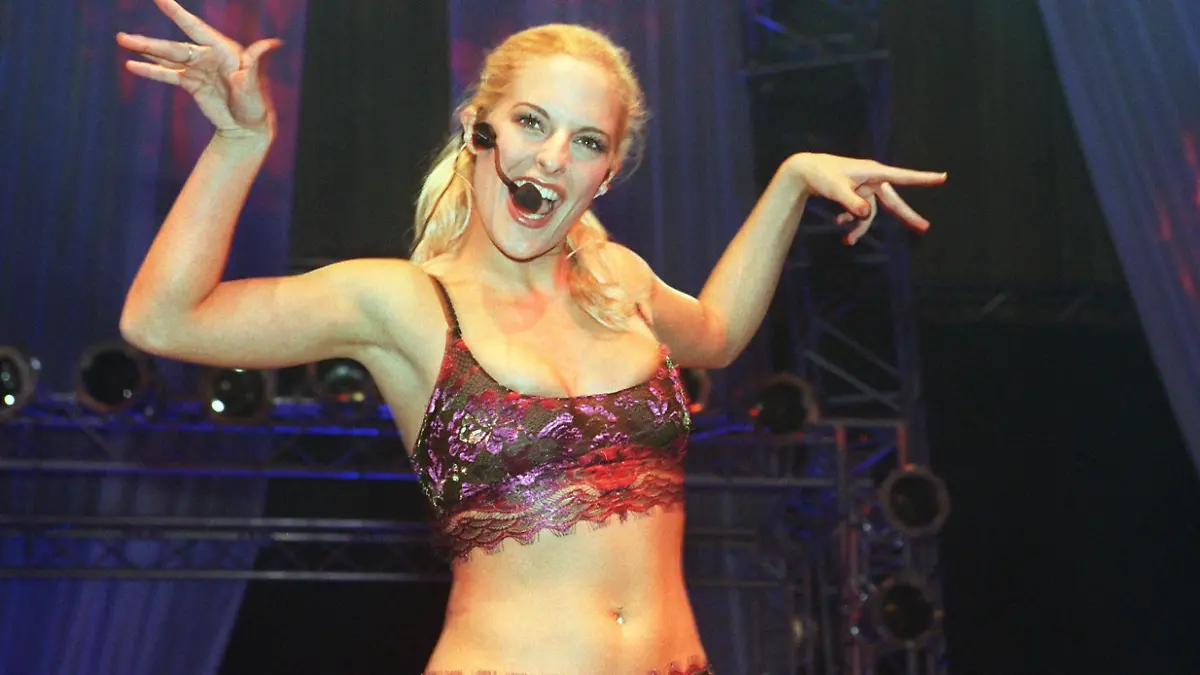Sandy Mölling 2001 bei einem Konzert in Leipzig