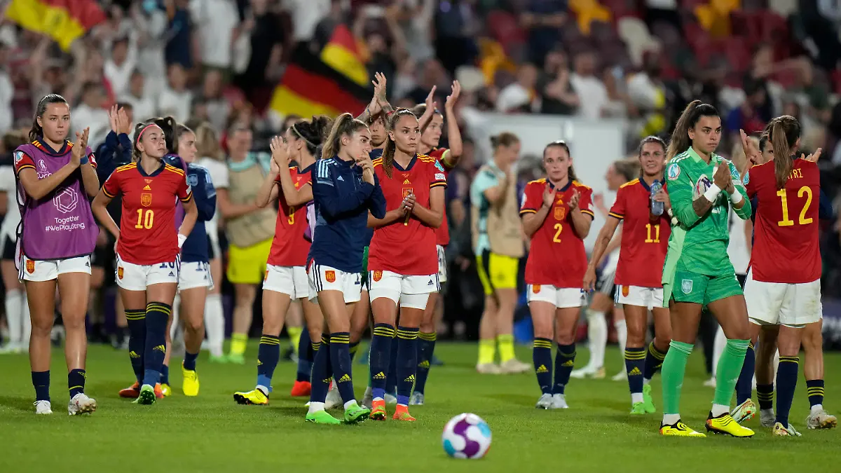 FILE - Spain players applaud the fans at the end of a Women Euro 2022 group B soccer match against German on July 12, 2022, in London. Germany won 2-0. Fifteen players are expected to quit Spain's national team after their demand for a coaching change was rejected by the Spanish federation on Thursday, Sept. 22. The federation said it received identical emails from the 15 players saying they would renounce their places on the team if coach Jorge Vilda wasn’t fired. (AP Photo/Alessandra Tarantino, File)