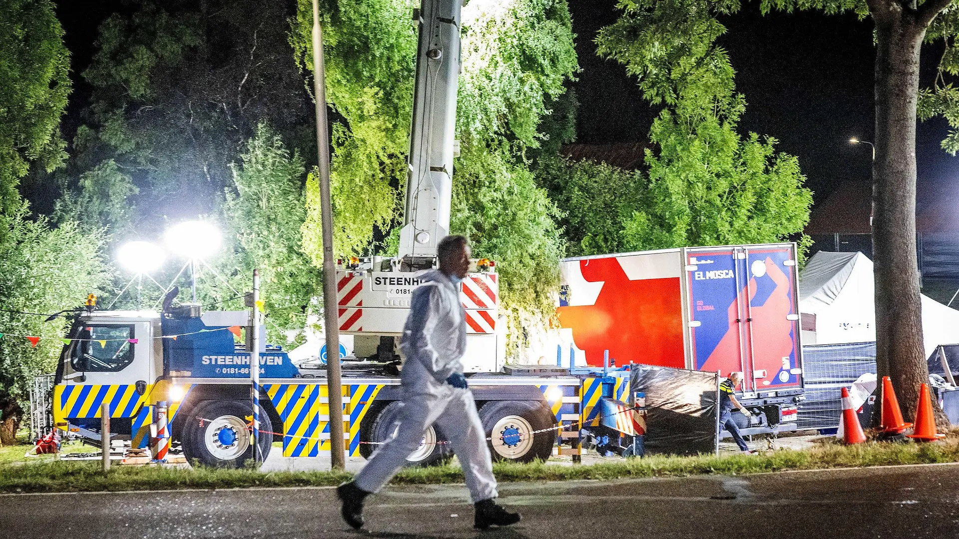 27.08.2022, Niederlande, Nieuw-Beijerland: Der Lkw wird geborgen. In den Niederlanden ist ein Lastzug in ein Nachbarschaftsfest gekracht und hat mehrere Menschen in den Tod gerissen. Der Lkw geriet am Samstagabend (27.08.2022) in der Ortschaft Nieuw-Beijerland in der Nähe von Rotterdam von einem Deich ab und fuhr in ein Grillfest, wie die Polizei mitteilte. Foto: ---/ANP/dpa +++ dpa-Bildfunk +++