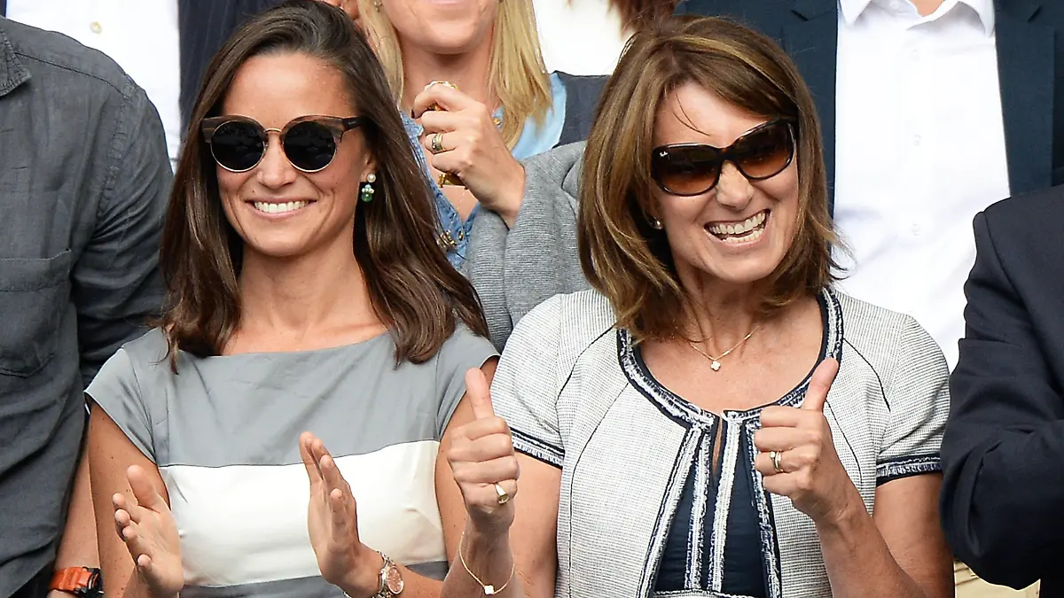 06/07/2014. London, United Kingdom. Pippa Middleton and her mother Carole celebrate a point at the Wimbledon Men s Final. AndrewxParsonsx/xi-Images PUBLICATIONxINxGERxSUIxAUTxHUNxONLY IIM-2602-0047