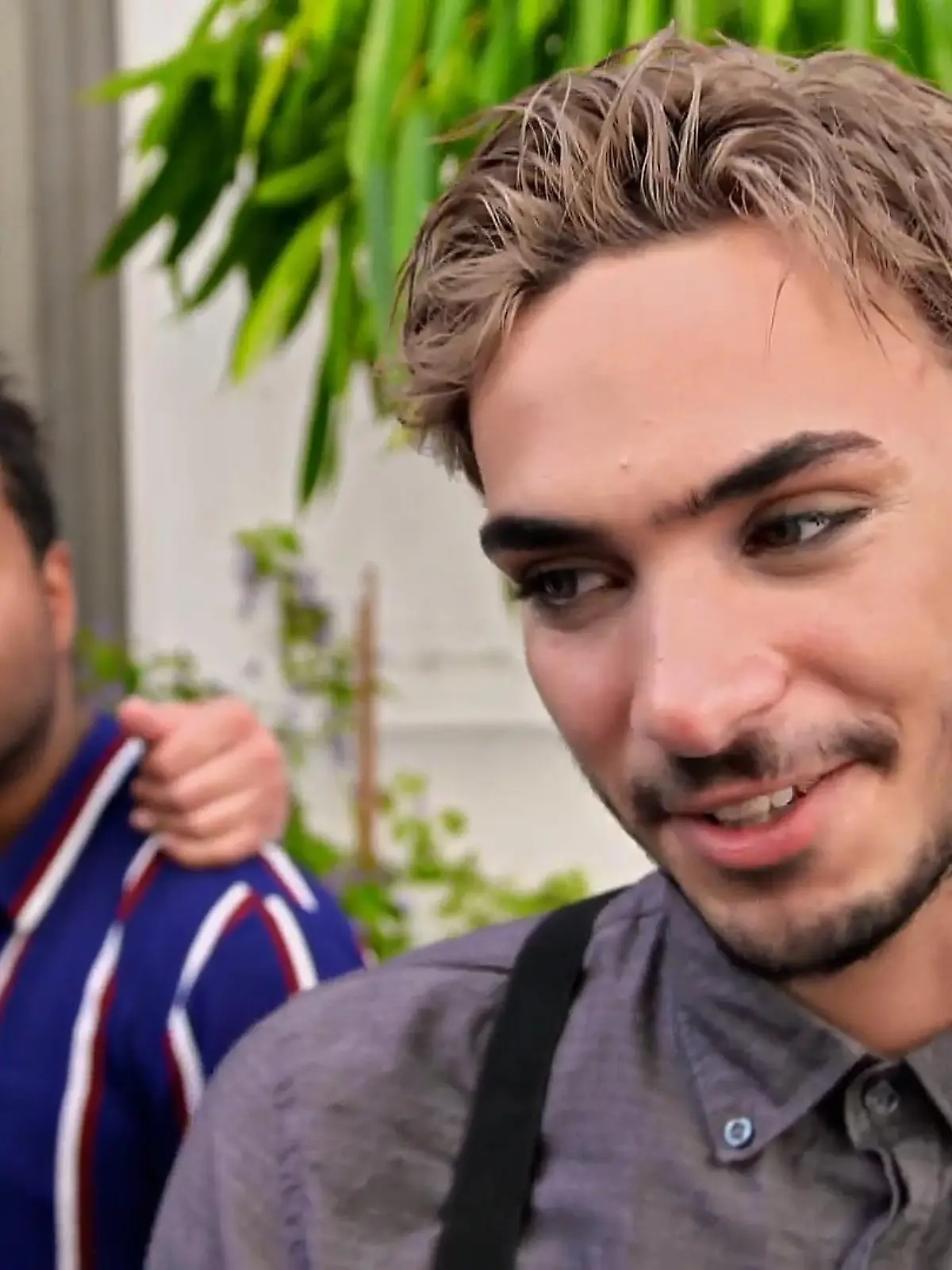 Steve Maco ist schrill, laut und seine Performance meist krass. Aber er kann auch ganz anders: Nachdenklich, emotional, verletzlich. Bei DSDS 2021 hat er all seine Facetten gezeigt. Er hat beim Casting alle geschockt, mit seiner Gruppe in der ersten Recall-Runde auf Mykonos den „krassesten Auftritt“ ever hingelegt, in der zweiten Runde gezeigt, dass er auch seriös kann – doch nun ist die Reise vorbei.