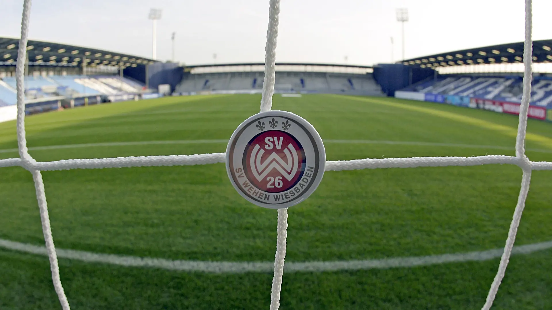 Ein Ansteckbutton des SV Wehen Wiesbaden hängt an einem Tornetz im neuen Fußballstadion BRITA-Arena des Zweitligisten SV Wehen Wiesbaden, aufgenommen am 11.10.2007 in Wiesbaden. Foto: Uwe Anspach dpa/lhe +++(c) dpa - Report+++
