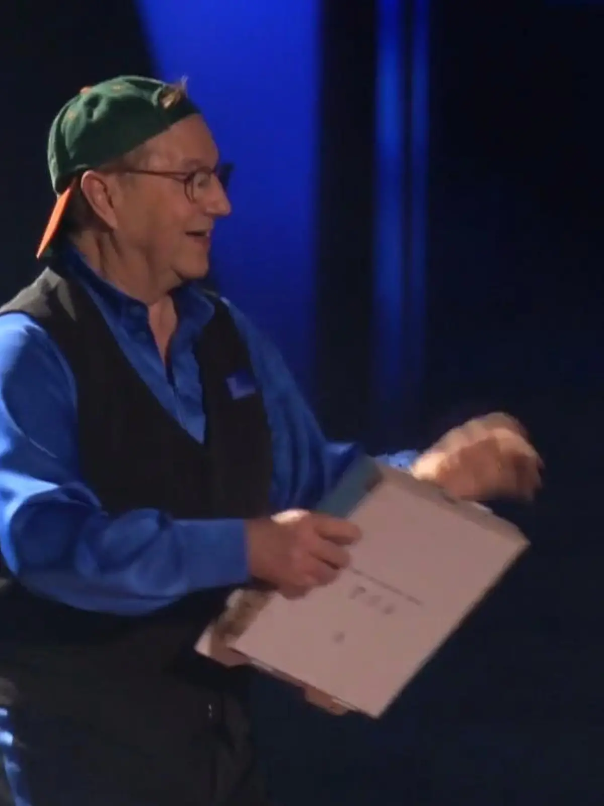 Jan Hofer schlüpft bei "Let's Dance" kurz in die Rolle des Pizzalieferanten.