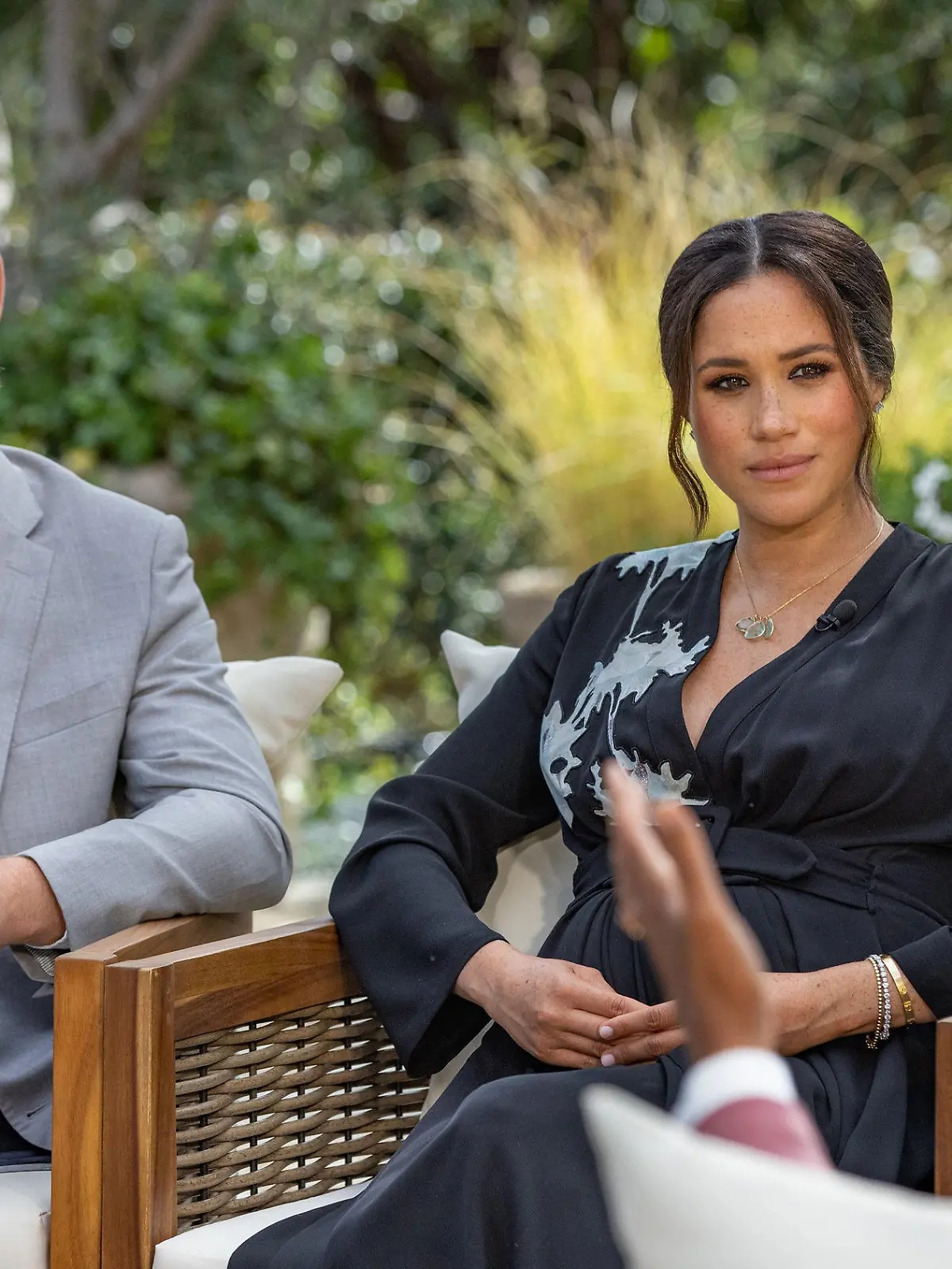 ARCHIV - 16.02.2021, USA, ---: HANDOUT - US-Moderatorin Oprah Winfrey (r) spricht bei einem Interview mit Prinz Harry von Großbritannien und seiner Ehefrau Herzogin Meghan. (Wiederholung mit verändertem Bildausschnitt) Foto: Joe Pugliese/Harpo Productions/PA Media/dpa - ACHTUNG: Nur zur redaktionellen Verwendung im Zusammenhang mit der aktuellen Berichterstattung und nur mit vollständiger Nennung des vorstehenden Credits +++ dpa-Bildfunk +++