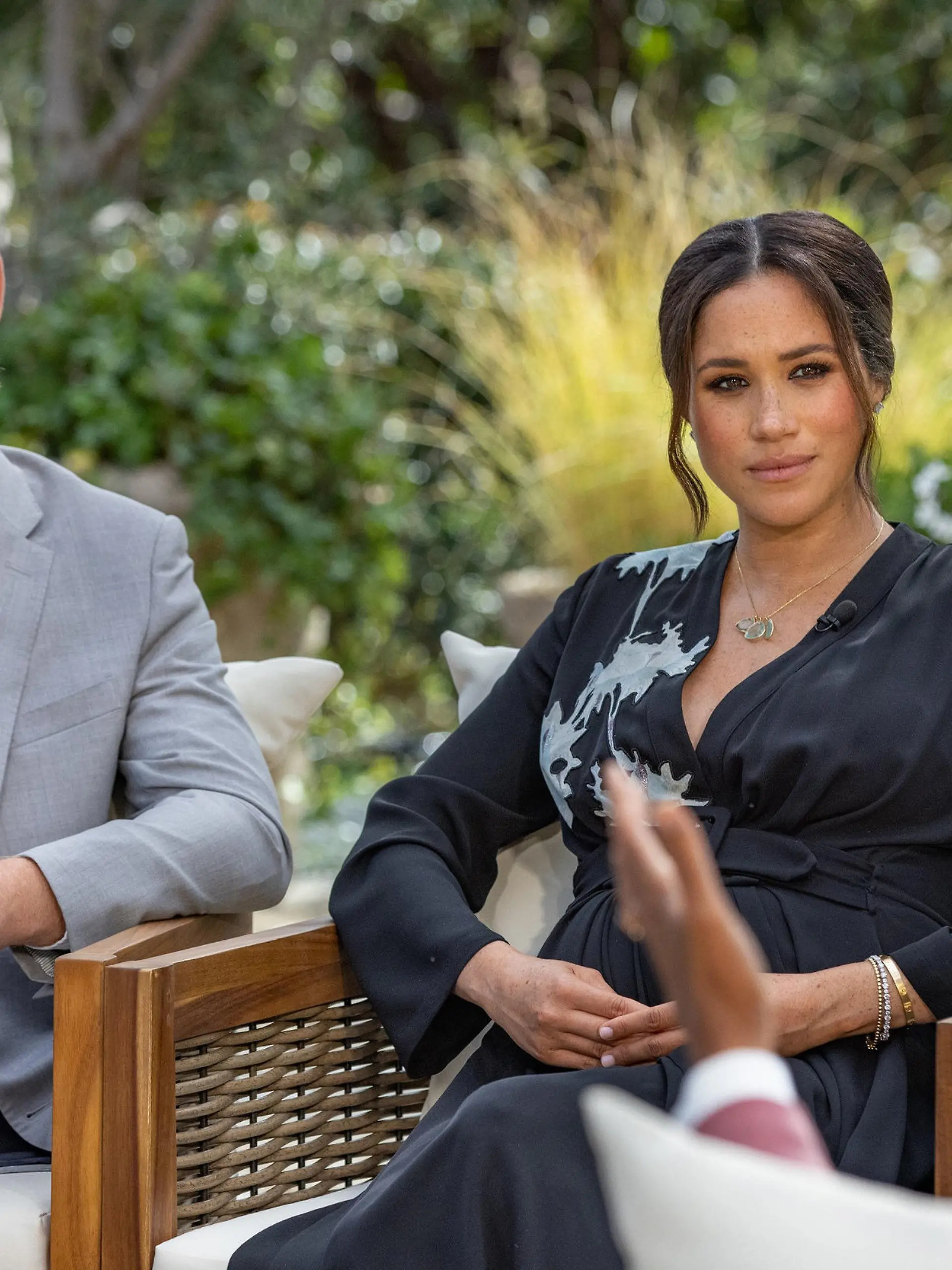 ARCHIV - 16.02.2021, USA, ---: HANDOUT - US-Moderatorin Oprah Winfrey (r) spricht bei einem Interview mit Prinz Harry von Großbritannien und seiner Ehefrau Herzogin Meghan. (Wiederholung mit verändertem Bildausschnitt) Foto: Joe Pugliese/Harpo Productions/PA Media/dpa - ACHTUNG: Nur zur redaktionellen Verwendung im Zusammenhang mit der aktuellen Berichterstattung und nur mit vollständiger Nennung des vorstehenden Credits +++ dpa-Bildfunk +++