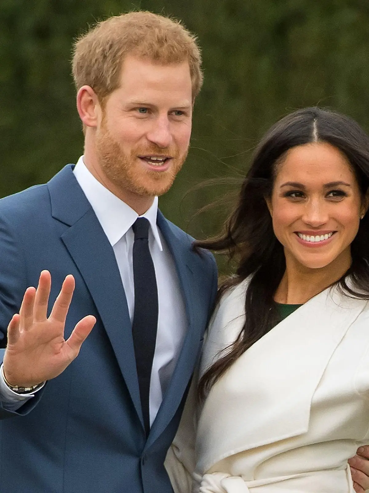 ARCHIV - 30.03.2020, Großbritannien, London: Der britische Prinz Harry und die US-amerikanische Schauspielerin Meghan Markle nach Bekanntgabe ihrer Verlobung. (zu dpa «Sprecher: Prinz Harry und Herzogin Meghan erwarten zweites Baby») (Wiederholung mit verändertem Bildausschnitt) Foto: Dominic Lipinski/PA Wire/dpa +++ dpa-Bildfunk +++