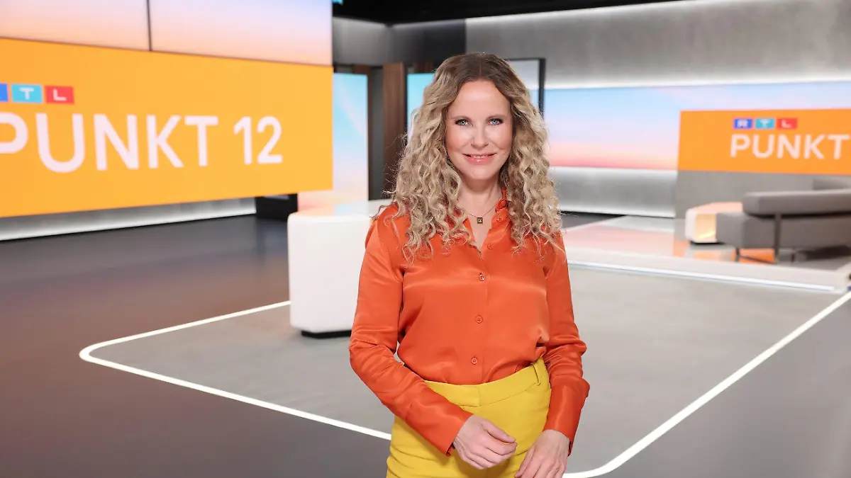 Punkt 12-Moderatorin Katja Burkard. Ab dem 19.09.2022 geht 'Punkt 12' aus dem neuen Studio 1 im Sendezentrum von RTL Deutschland in Köln auf Sendung.