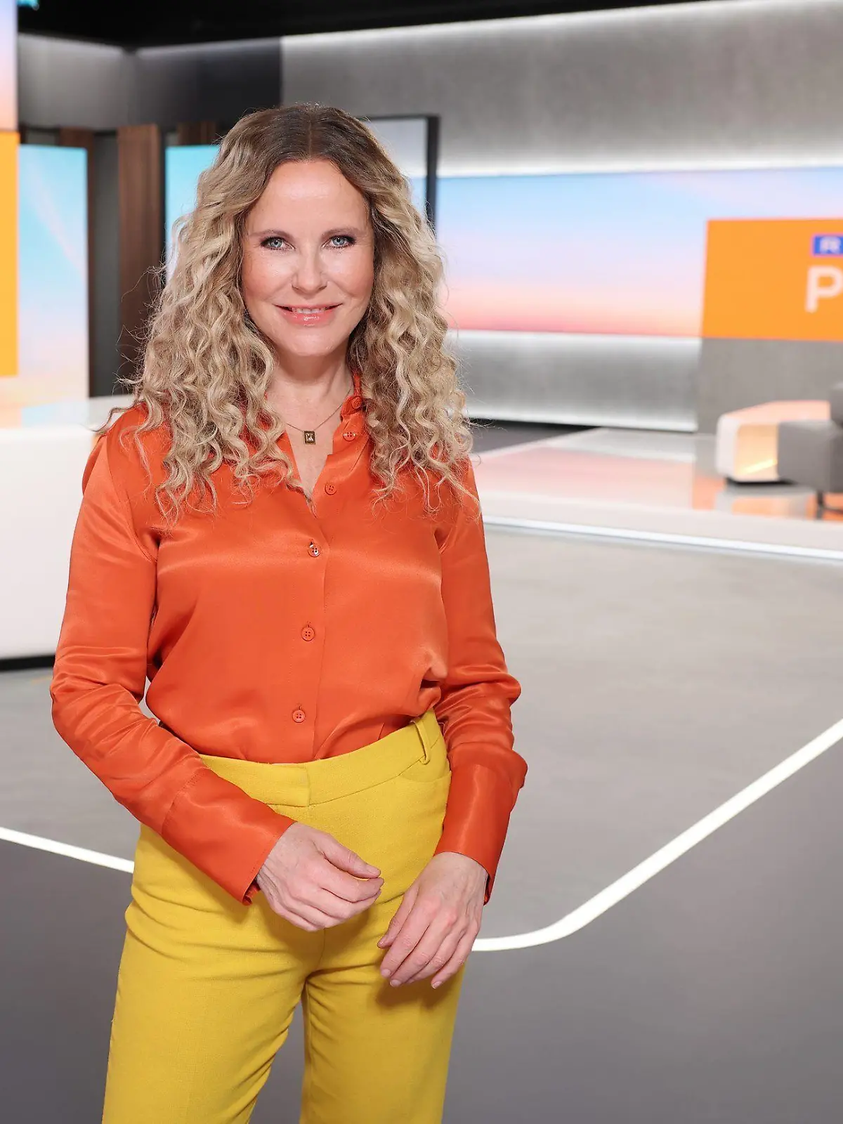 Punkt 12-Moderatorin Katja Burkard. Ab dem 19.09.2022 geht 'Punkt 12' aus dem neuen Studio 1 im Sendezentrum von RTL Deutschland in Köln auf Sendung.