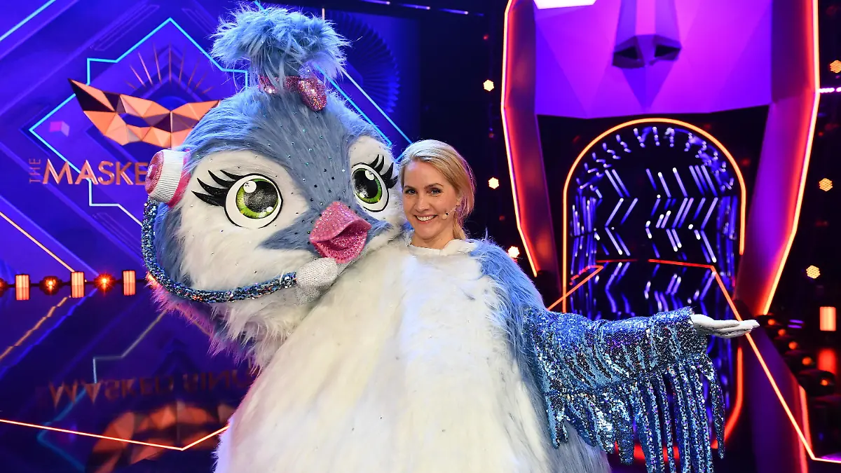dpatopbilder - HANDOUT - 09.03.2021, Nordrhein-Westfalen, Köln: Moderatorin Judith Rakers hält die Maske der Figur eines Kükens bei der ProSieben-Show «The Masked Singer». Bei «The Masked Singer» singen Prominente in aufwendigen Bühnenkostümen um die Wette. Die vierte Staffel der Kostümschau läuft zur Zeit. Foto: Willi Weber/ProSieben/dpa - ACHTUNG: Nur zur redaktionellen Verwendung im Zusammenhang mit einer Berichterstattung über die Sendung und nur mit vollständiger Nennung des vorstehenden Credits. Das Foto darf nicht verändert und nur im vollen Ausschnitt verwendet werden. Keine Archivierung +++ dpa-Bildfunk +++