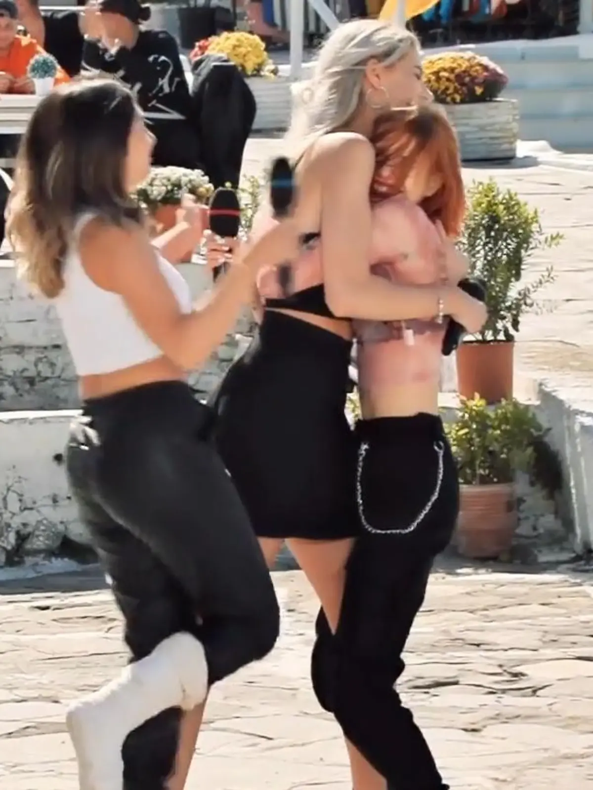 Michelle Patz, Pia-Sophie Remmel und Katharina Eisenblut können sich freuen. Sie legen beim DSDS-Recall auf Mykonos ben besten Auftritt hin. und hauen die Jury endlich mal komplett um. Wie das klingt, gibt es hier im Video zu sehen.