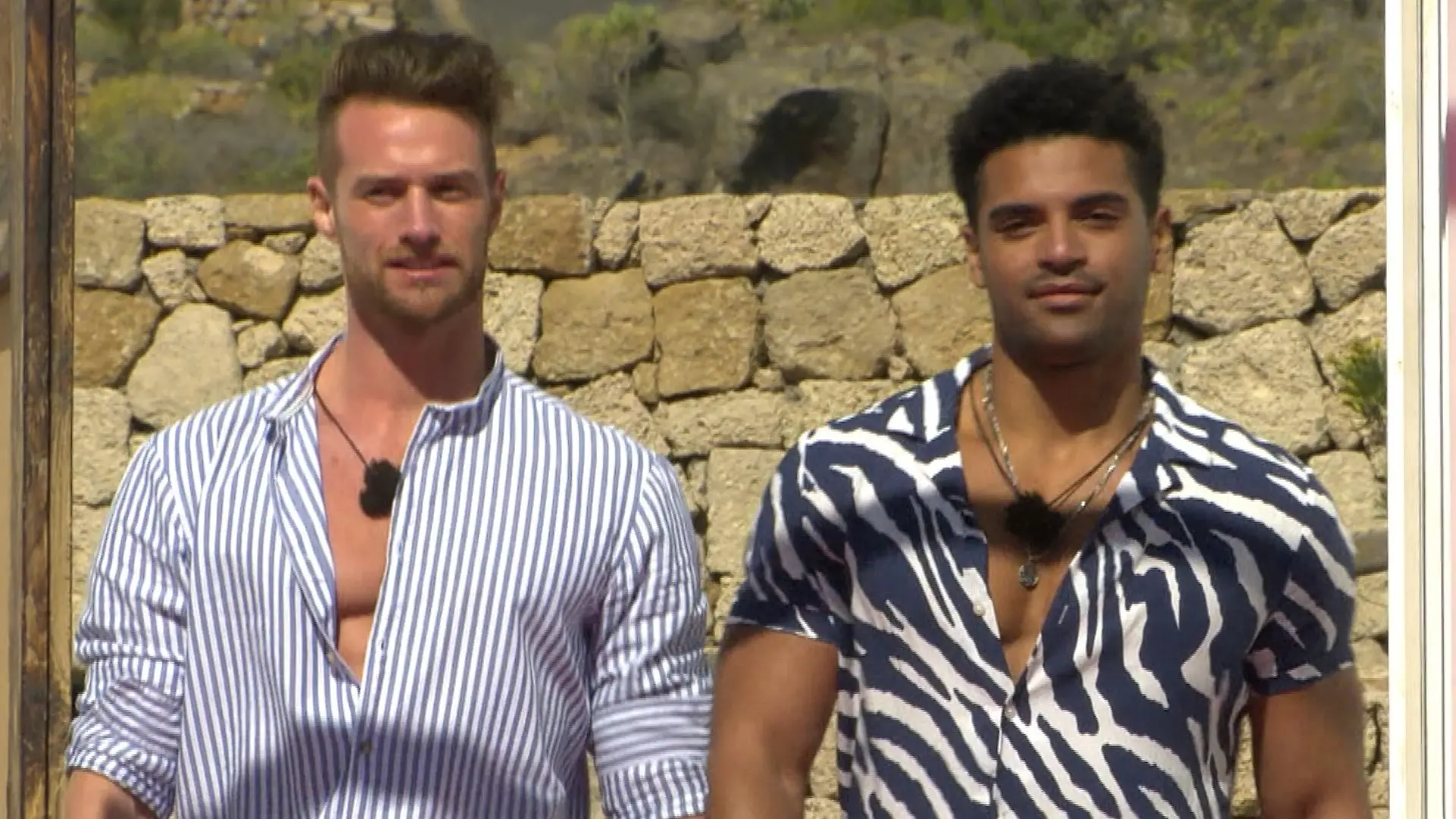 Florian (li.) und Amadu betreten die Love Island-Villa.