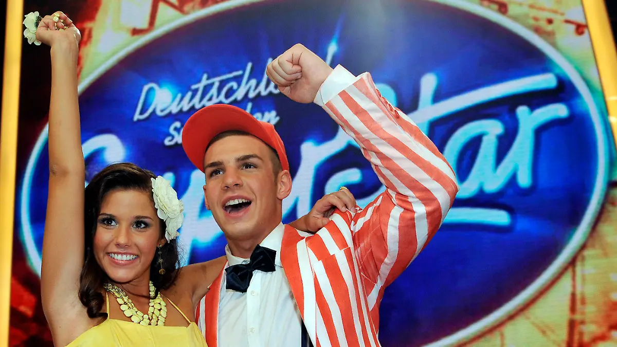 ARCHIV - Die Kandidaten Sarah Engels (l) und Pietro Lombardi (r) freuen sich nach der RTL-Castingshow "Deutschland sucht den Superstar" (DSDS) in Köln (Foto vom 30.04.2011). Mit einem Liebespärchen startet die Show-Achterbahn «Deutschland sucht den Superstar» in die Finalrunde. Zum achten Mal krönt RTL am Samstag (07.05.2011) seinen «Superstar». Die 18 Jahre alte Sarah Engels aus Hürth bei Köln singt in der Finalshow gegen den gleichaltrigen Pietro Lombardi aus Karlsruhe. Die beiden Talente hatten sich kurz vor dem Halbfinale als Liebespärchen geoutet. Foto: Henning Kaiser dpa (zu dpa-Korr-Bericht: "Showachterbahn mit Liebespärchen im Finale" vom 04.05.2011) +++(c) dpa - Bildfunk+++