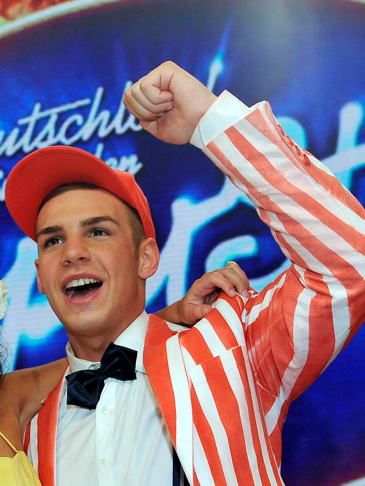 ARCHIV - Die Kandidaten Sarah Engels (l) und Pietro Lombardi (r) freuen sich nach der RTL-Castingshow "Deutschland sucht den Superstar" (DSDS) in Köln (Foto vom 30.04.2011). Mit einem Liebespärchen startet die Show-Achterbahn «Deutschland sucht den Superstar» in die Finalrunde. Zum achten Mal krönt RTL am Samstag (07.05.2011) seinen «Superstar». Die 18 Jahre alte Sarah Engels aus Hürth bei Köln singt in der Finalshow gegen den gleichaltrigen Pietro Lombardi aus Karlsruhe. Die beiden Talente hatten sich kurz vor dem Halbfinale als Liebespärchen geoutet. Foto: Henning Kaiser dpa (zu dpa-Korr-Bericht: "Showachterbahn mit Liebespärchen im Finale" vom 04.05.2011)  +++(c) dpa - Bildfunk+++
