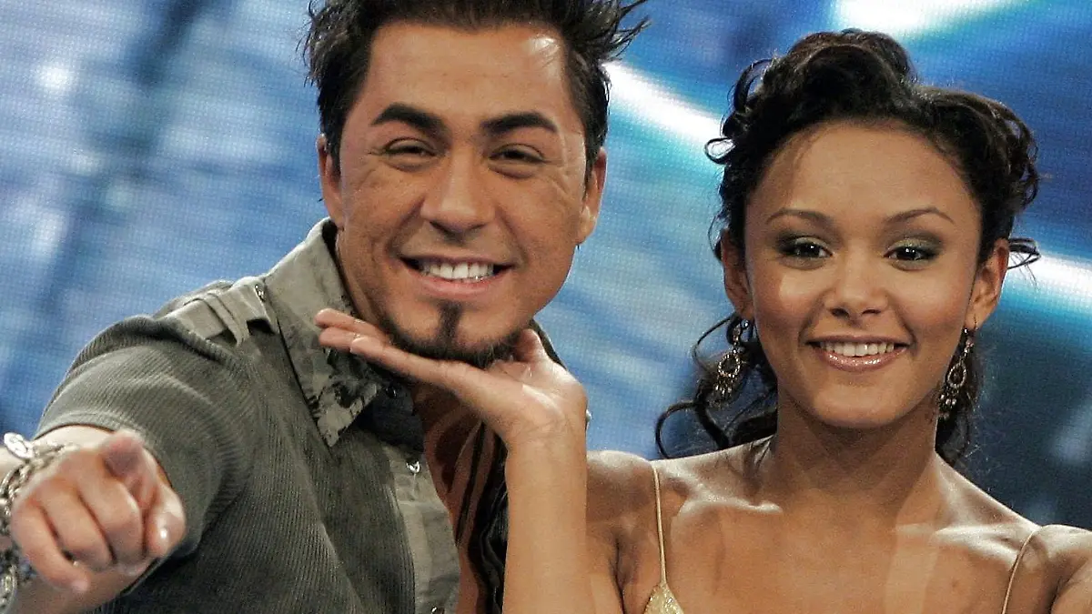 Die Halbfinalisten des RTL-Gesangswettbewerbs "Deutschland sucht den Superstar", Mike Leon Grosch (l-r), Vanessa Dedmon und Tobias Regner, posieren am Samstag (11.03.2006) in Köln für die Fotografen. Am Samstag fällt in der Live-Show die Entscheidung, wer in der kommenden Woche im Finale stehen darf. Foto: Jörg Carstensen dpa/lnw +++(c) dpa - Bildfunk+++