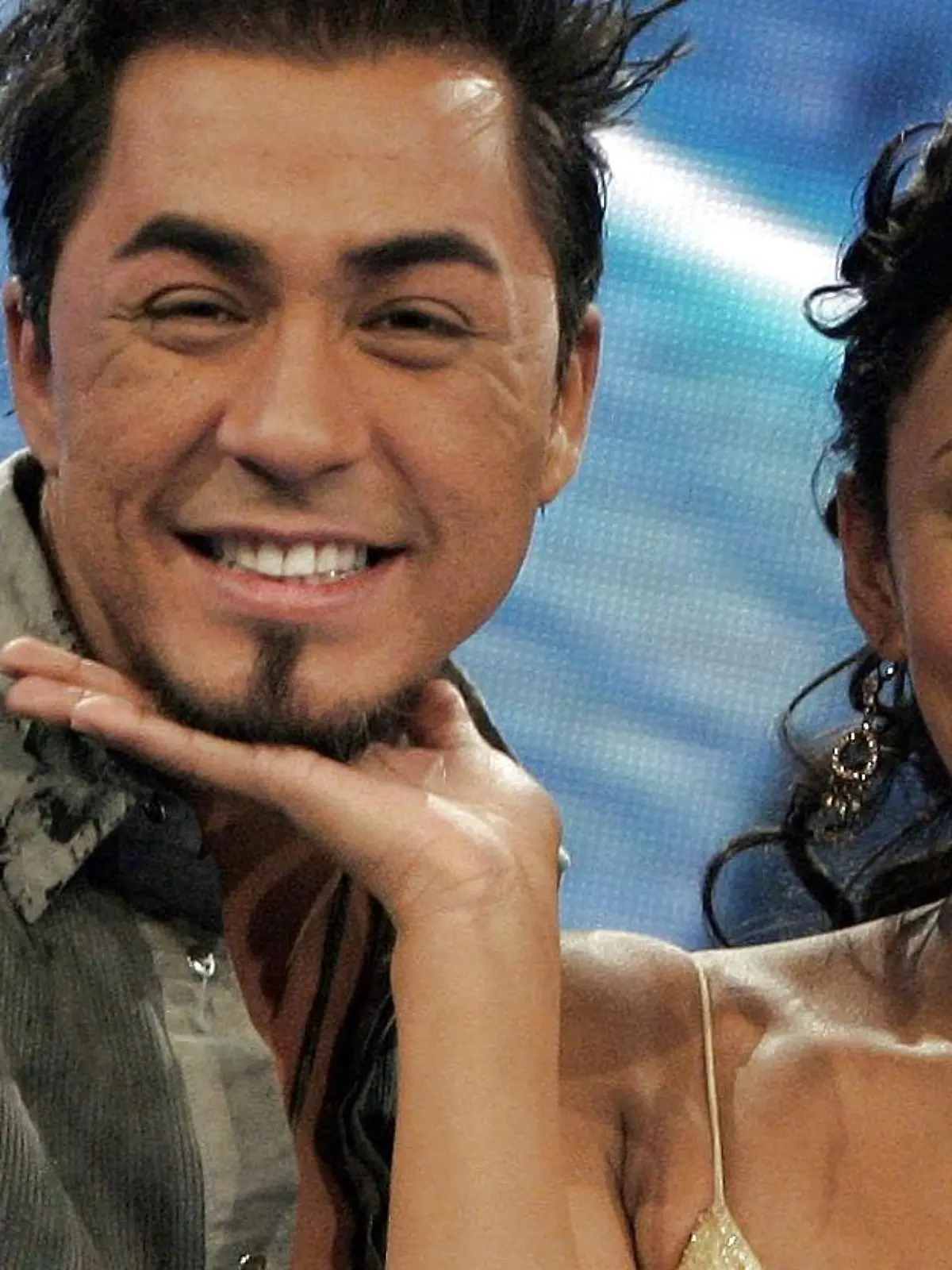 Die Halbfinalisten des RTL-Gesangswettbewerbs "Deutschland sucht den Superstar", Mike Leon Grosch (l-r), Vanessa Dedmon und Tobias Regner, posieren am Samstag (11.03.2006) in Köln für die Fotografen. Am Samstag fällt in der Live-Show die Entscheidung, wer in der kommenden Woche im Finale stehen darf. Foto: Jörg Carstensen dpa/lnw +++(c) dpa - Bildfunk+++