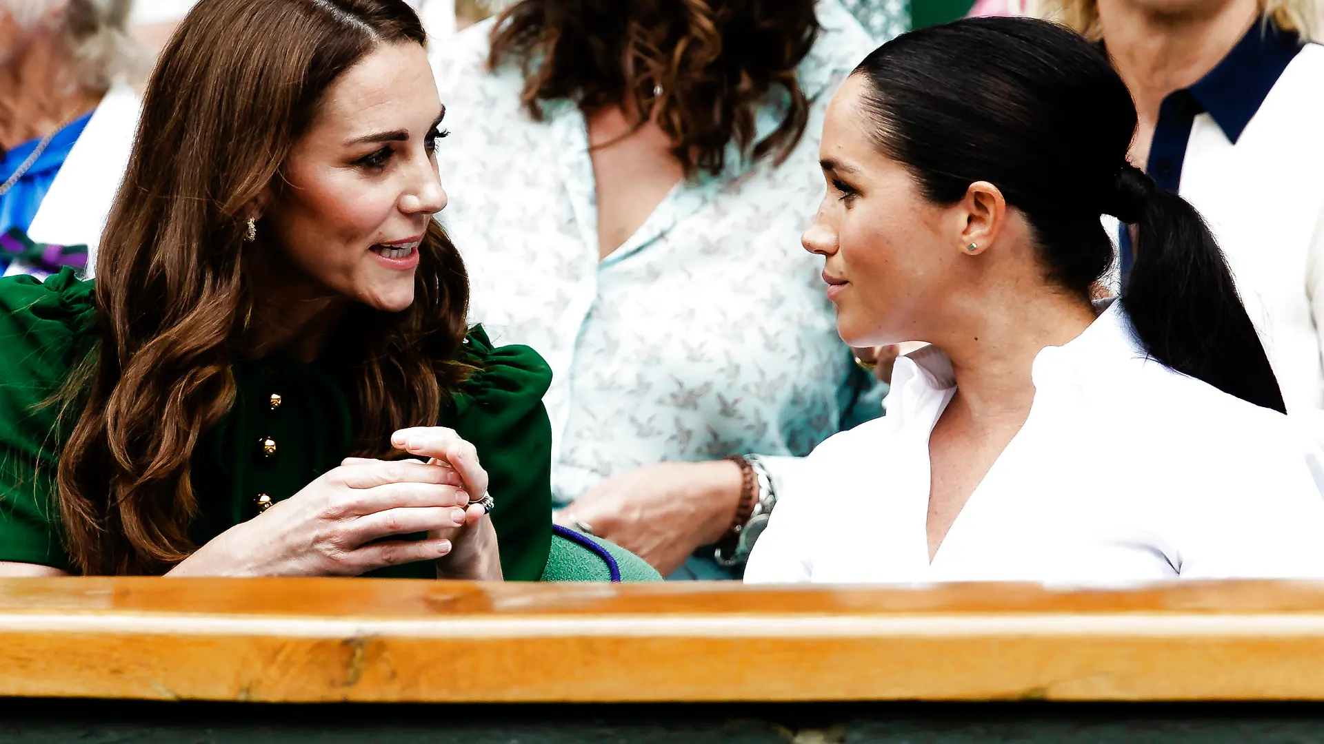 Kate und Meghan verfolgen das Frauen-Finale des bekannten Tennisturniers in Wimbledon. Die Aufnahme stammt aus dem Sommer 2019. Inzwischen sollen die beiden Frauen seit über einem Jahr keinen Kontakt mehr haben.
