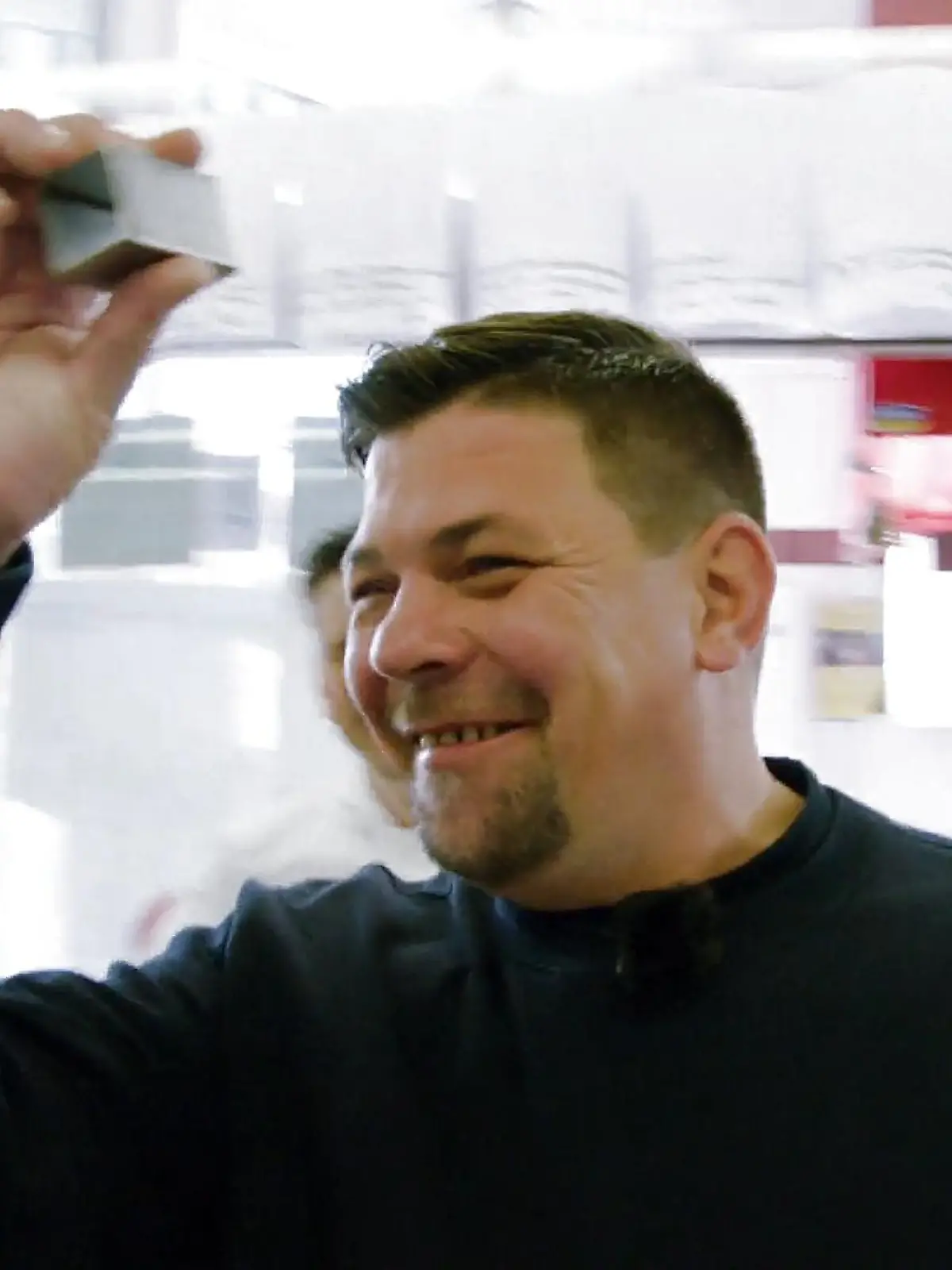 Tim Mälzer ist nicht komplett überrascht, als er bei „Kitchen Impossible“ am Tegernsee auf Original-Koch Christian Jürgens trifft. Der hat ebenso wie sein Gegner in diesem Duell, Sven Evlerfeld, mit seinem Restaurant drei Michelin-Sterne. Genau auf diesem Niveau soll Tim sich jetzt mal wieder beweisen. Mälzer zeigt sich zwar ein klein wenig aufgeregt, aber doch siegessicher – und dann hat Schlitzohr Tim auch noch eine vermeintlich clevere Idee, wie hier im Video zu sehen ist.