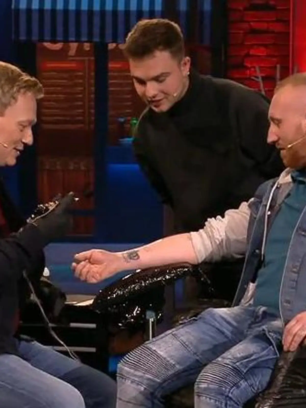 Täglich frisch geröstet: Knossi tätowiert Fan live im Studio