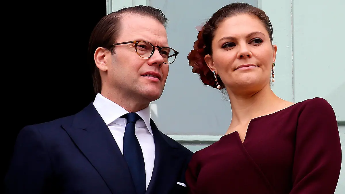 ARCHIV - 08.10.2018, Frankreich, Pau: Prinz Daniel von Schweden (l) und Kronprinzessin Victoria stehen auf dem Balkon des Rathauses in Pau. Die schwedische Kronprinzessin Victoria und ihr Ehemann Prinz Daniel sind positiv auf das Coronavirus getestet worden. (zu dpa «Schwedens Kronprinzessin Victoria positiv auf Coronavirus getestet») Foto: Bob Edme/AP/dpa +++ dpa-Bildfunk +++