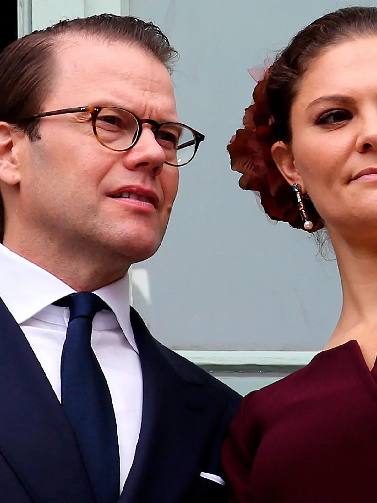 ARCHIV - 08.10.2018, Frankreich, Pau: Prinz Daniel von Schweden (l) und Kronprinzessin Victoria stehen auf dem Balkon des Rathauses in Pau. Die schwedische Kronprinzessin Victoria und ihr Ehemann Prinz Daniel sind positiv auf das Coronavirus getestet worden. (zu dpa «Schwedens Kronprinzessin Victoria positiv auf Coronavirus getestet») Foto: Bob Edme/AP/dpa +++ dpa-Bildfunk +++