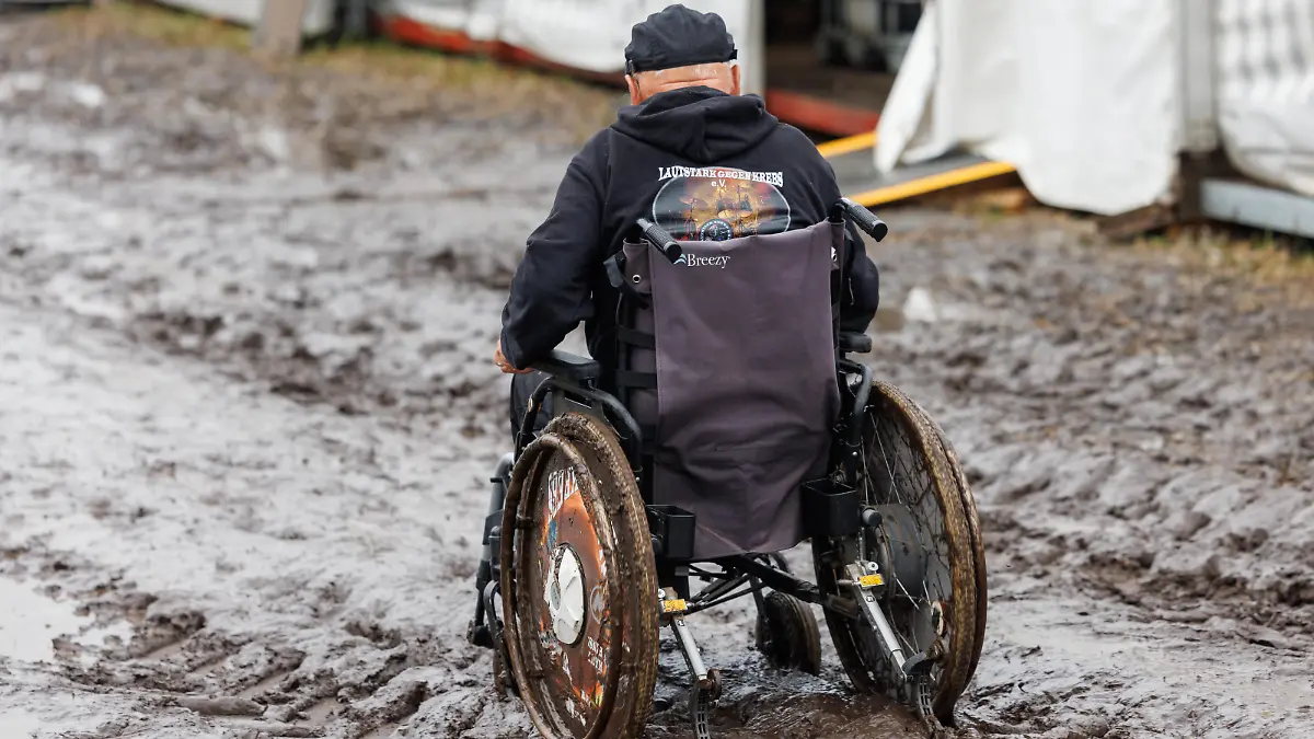 Wacken 2023 vorübergehender Anreisestop wegen der Wetterlage. Obwohl es am Montag wegen der Starkregen einen vorübergehenden Anreisestop auf dem Wacken Open Air gibt, freuten sich die Fans, die es bis dahin auf das Festivalgelände geschafft haben. Unbeirrt vom Wind und Wetter leben Metalfans ganz in der Situaltion und machen das Beste daraus. Der Start des Festivals am Mittwoch soll aber wie geplant stattfinden. Auch der bekannte Wacken Opa Günter, der für seine Charity Organisation Lautstark gegen den Krebs sammelt lässt sich trotz Rollstuhl nicht vom Matsch aufhalten. Wacken Wacken open Air Schleswig Holstein Deutschland _JR57236 *** Wacken 2023 temporary arrival stop because of the weather Although there is a temporary arrival