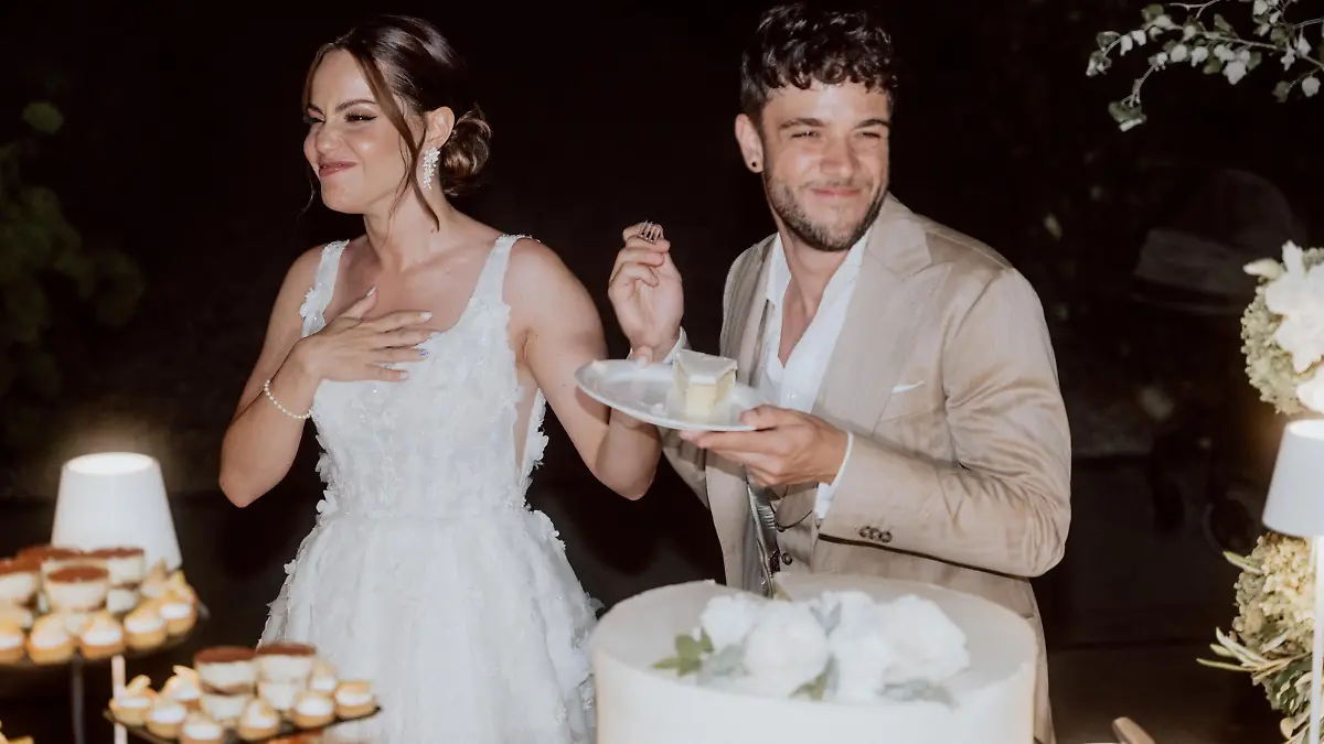 Christina Luft und Luca Hänni genießen ihre Hochzeitstorte sichtlich
