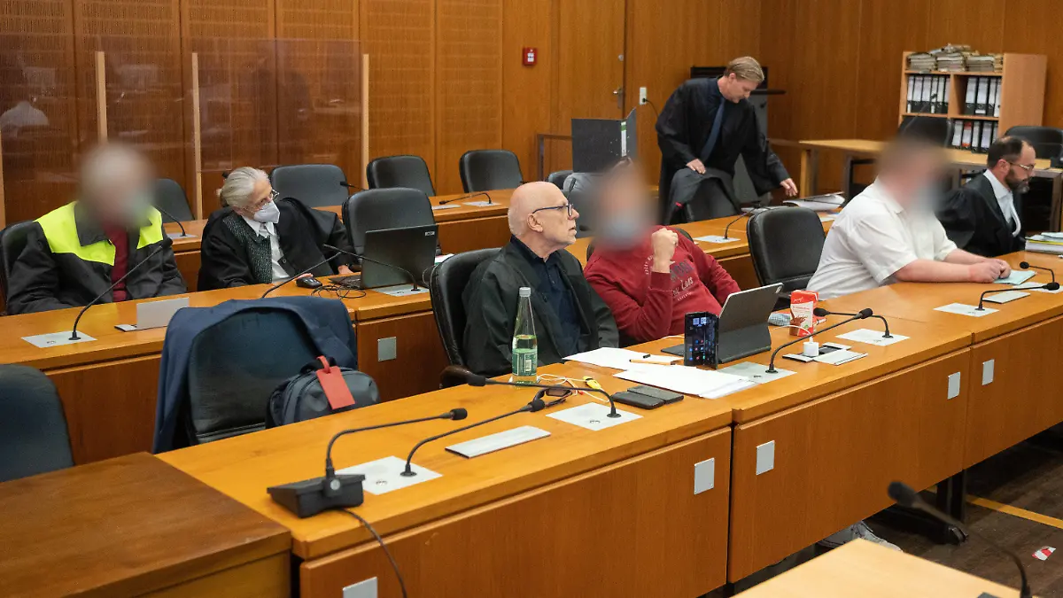 19.09.2022, Hessen, Frankfurt/Main: Die Angeklagten sitzen zur Fortsetzung zum Prozess wegen ihrer Beteiligung an der Darknet-Plattform Boystown vor dem Landgericht Frankfurt im Saal. Den ingesamt vier Angeklagten wird die bandenmäßige Verbreitung kinder- und jugendpornographischer Inhalte, das Herstellen von Kinderpornographie sowie den zum Teil schweren sexuellen Missbrauch von Kindern vorgeworfen. Foto: Sebastian Gollnow/dpa - ACHTUNG: Die Angeklagten wurden auf Anordnung des Gerichts gepixelt +++ dpa-Bildfunk +++