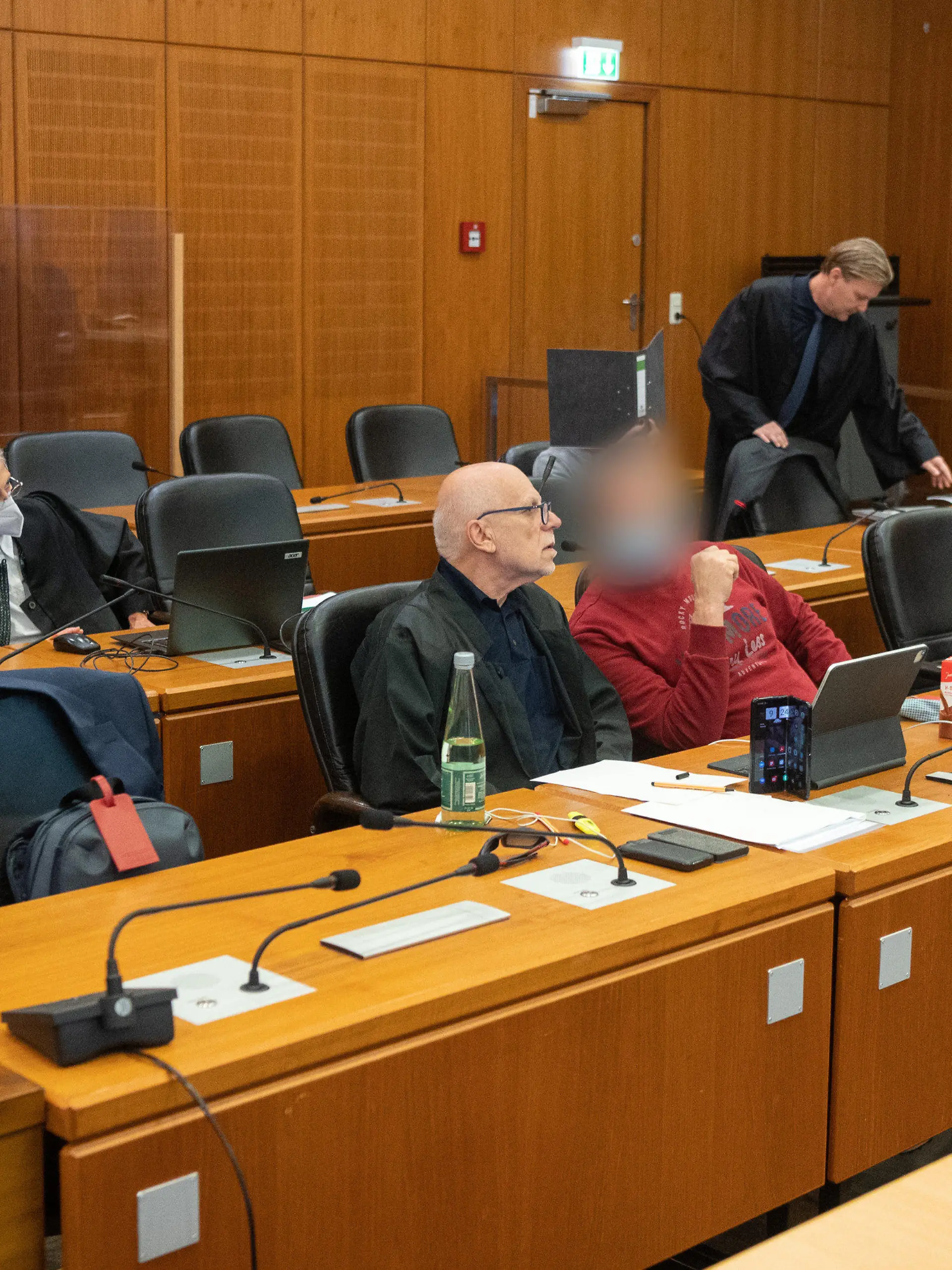 19.09.2022, Hessen, Frankfurt/Main: Die Angeklagten sitzen zur Fortsetzung zum Prozess wegen ihrer Beteiligung an der Darknet-Plattform Boystown vor dem Landgericht Frankfurt im Saal. Den ingesamt vier Angeklagten wird die bandenmäßige Verbreitung kinder- und jugendpornographischer Inhalte, das Herstellen von Kinderpornographie sowie den zum Teil schweren sexuellen Missbrauch von Kindern vorgeworfen. Foto: Sebastian Gollnow/dpa - ACHTUNG: Die Angeklagten wurden auf Anordnung des Gerichts gepixelt +++ dpa-Bildfunk +++