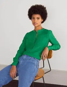 Kragenlose Seidenbluse