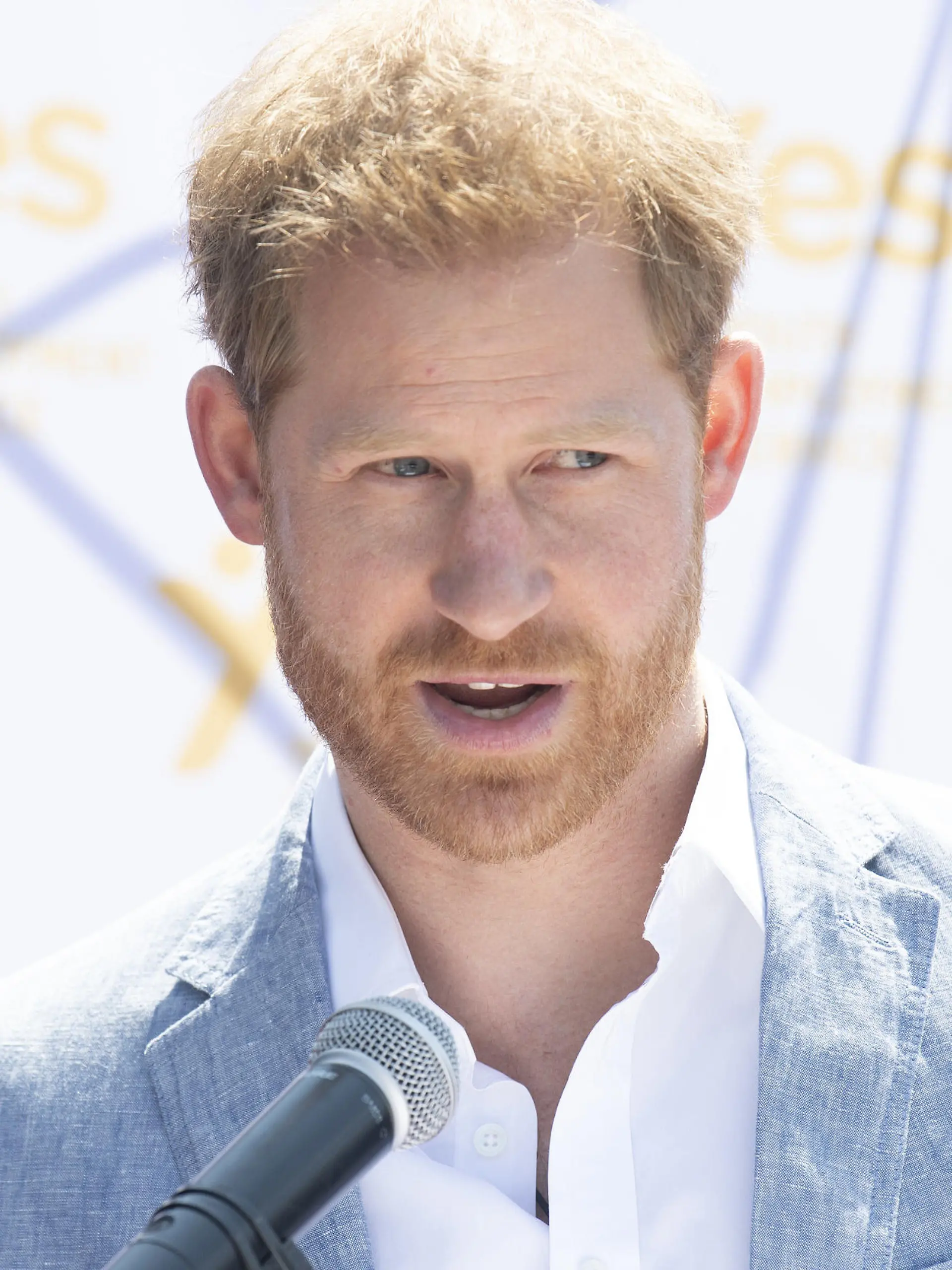 ARCHIV - 02.10.2019, Großbritannien, London: Prinz Harry, Herzog von Sussex, spricht bei einer Veranstaltung. Der Prinz hat einen weiteren Schritt in die Unabhängigkeit getan und einen Job bei einem Coaching-Unternehmen in den USA angenommen. (zu dpa: «Prinz Harry übernimmt Job bei Coaching-Unternehmen in den USA») Foto: Facundo Arrizabalaga/PA Wire/dpa +++ dpa-Bildfunk +++