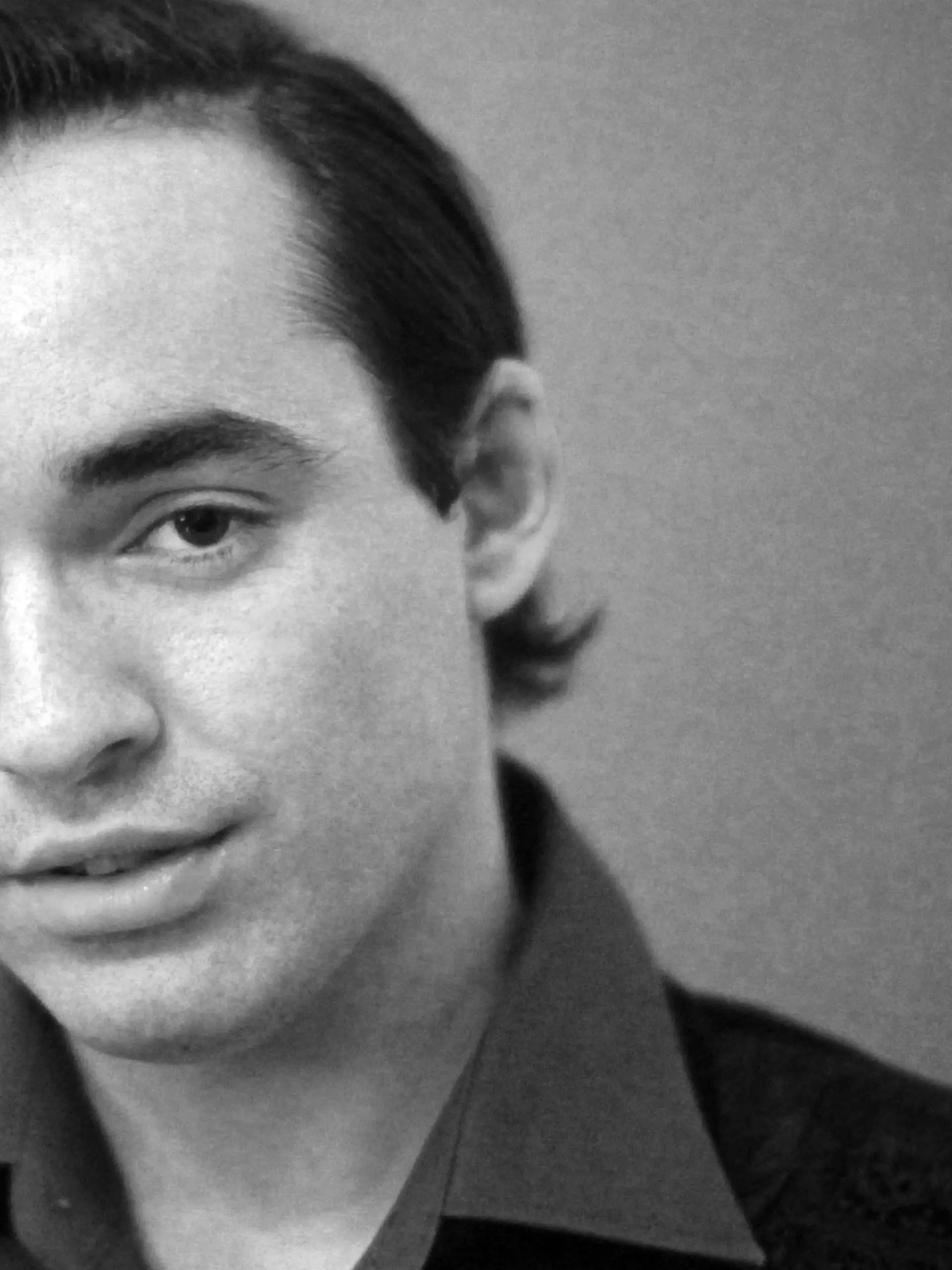 Daniel Küblböck, aufgenommen am Mittwoch (18.02.2009) in seiner Wohnung in Wiesbaden. Erst kürzlich ist der heute 23-Jährige in die hessische Landeshauptstadt Wiesbaden gezogen, nachdem er ein Büro seiner Eventagentur "Positive Energie GmbH" in Rüsselsheim eröffnet hatte. Der ehemalige Paradiesvogel aus der Fernsehsendung "Deutschland sucht den Superstar" (DSDS), den Umfragen zufolge 95 Prozent der Deutschen kennen, hat sich zu einem ernsthaften Jazzsänger und seriösen Geschäftsmann gemausert. Foto: Fredrik von Erichsen dpa/lhe +++(c) dpa - Report+++ | Verwendung weltweit