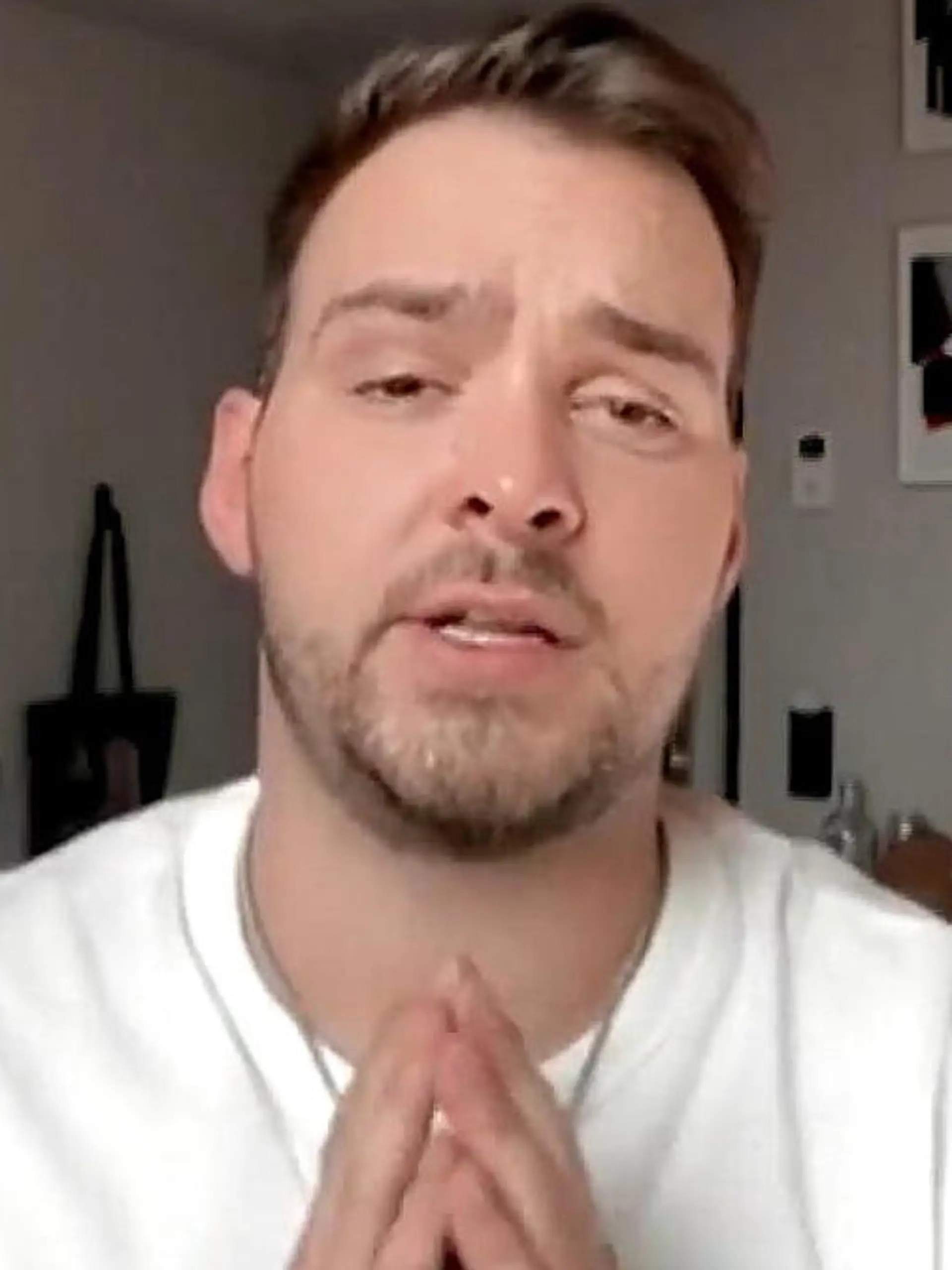 Christoph ist happy. Denn er ist gerade in einer Live-Schalte mit seinem liebsten DSDS-Kandidaten, Kevin Jenewein. Aber das ist nicht der Grund, denn Kevin hat da eine Überraschung vorbereitet.