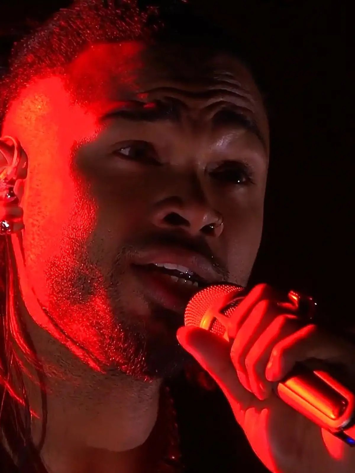 Karl Jeroboan sing in der ersten Liveshow von DSDS 2021 den Song "Leave A Light On" von Tom Walker und bringt damit die Herzen der Jury zum Schmelzen. Maite Kelly ist tief berührt bei der Bewertung.
