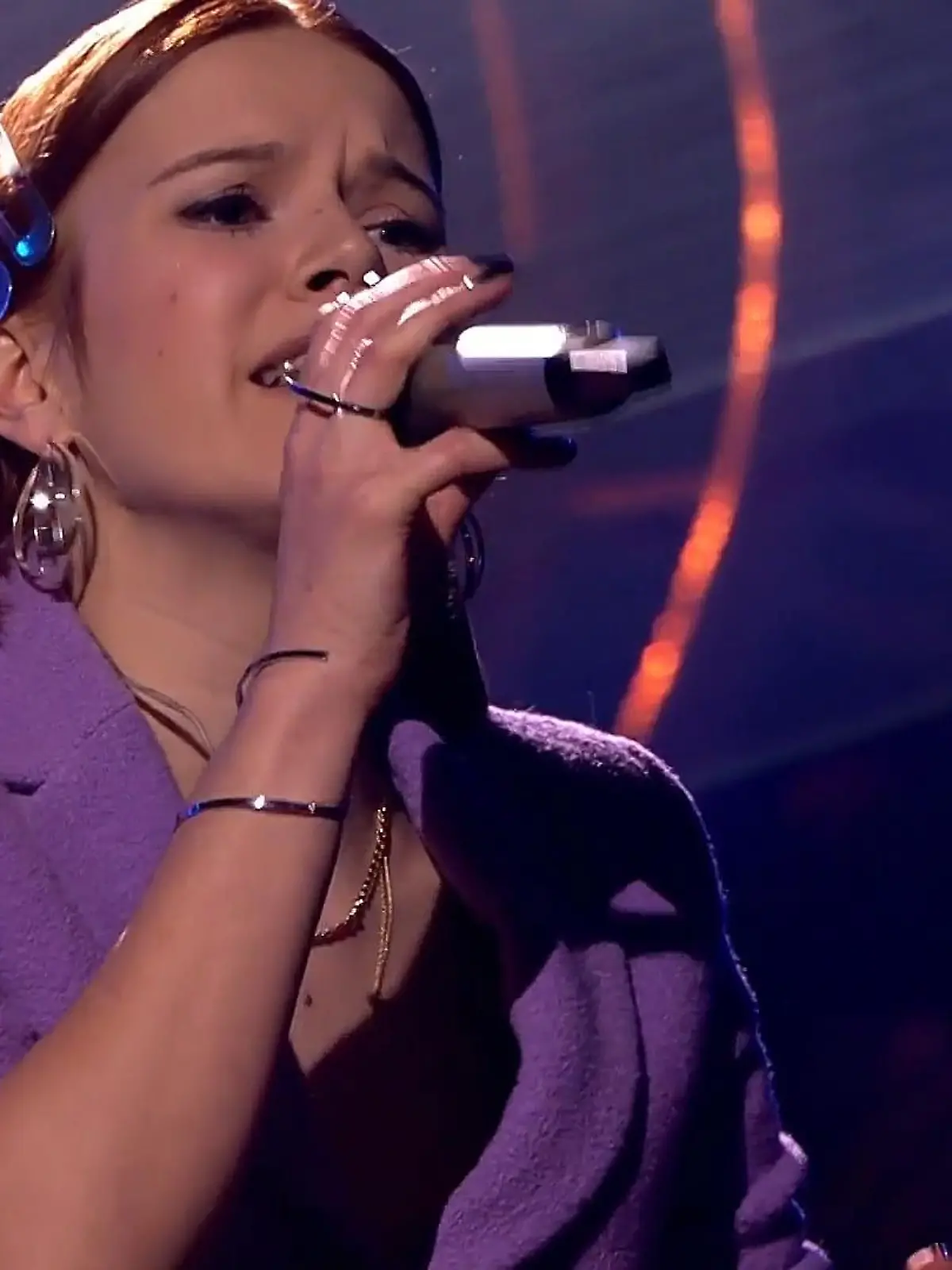Michelle Patz singt in der ersten DSDS-Liveshow den Song "Treppenhaus" von LEA.