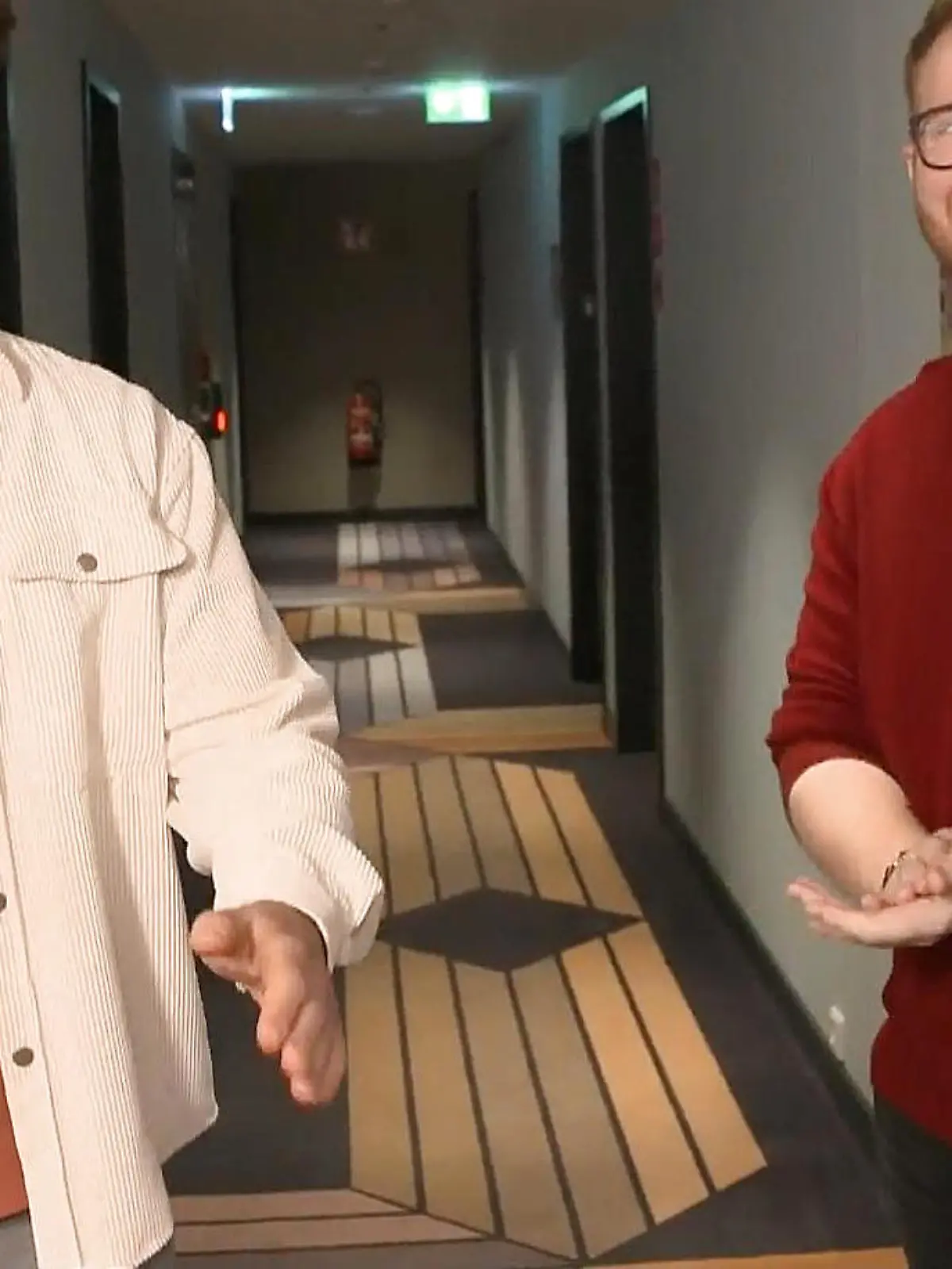 Jan-Marten Block ist auch einige Tage nach seinem Sieg bei DSDS 2021 noch immer überwältigt. Wir haben den neuen Superstar ganz früh am Morgen mal in seiner Unterkunft besucht. Natürlich ist der schon hellwach und startet in den neuen Tag seines Superstar-Lebens.