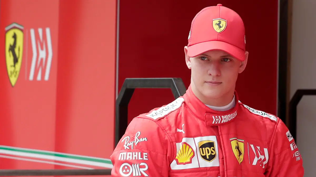 ARCHIV - 02.04.2019, Bahrain, Sakhir: Mick Schumacher, Rennfahrer aus Deutschland, kommt zu seiner ersten Testfahrt im Formel-1-Ferrari. (zu "Ralf Schumacher über den Neffen: Mick nächste Saison in der Formel 1") Foto: Hassan Ammar/AP/dpa +++ dpa-Bildfunk +++