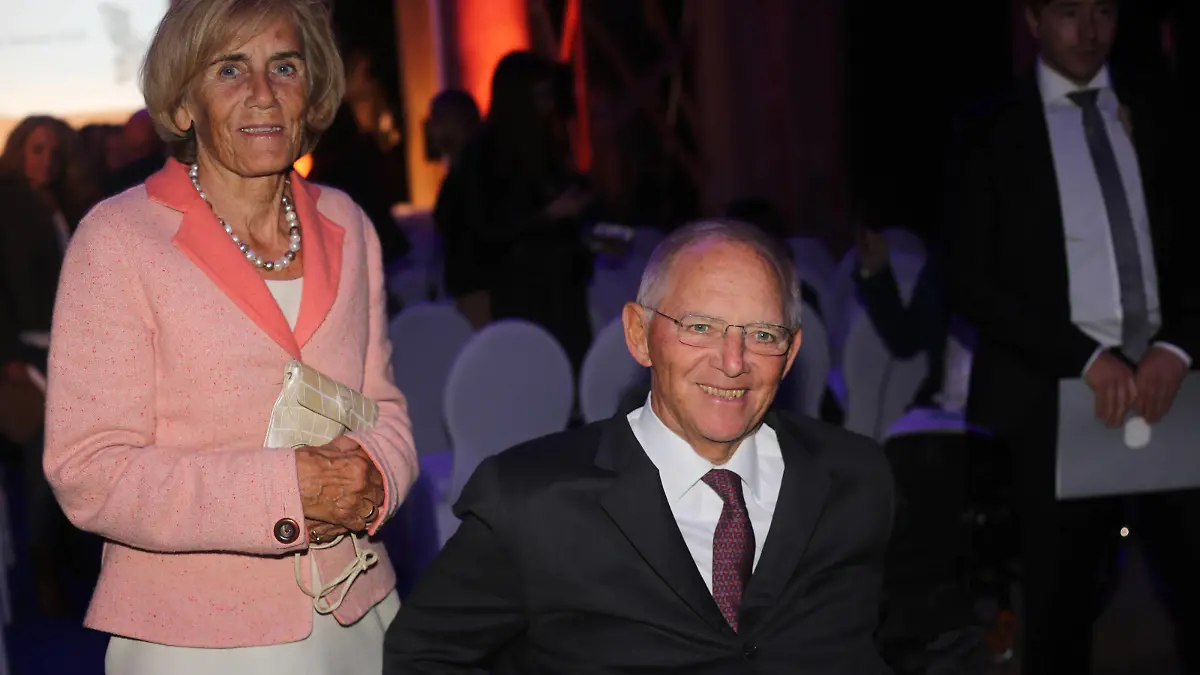 Bundestagspräsident Dr. Wolfgang Schäuble und seine Frau Ingeborg anlässlich der Preisverleihung des M100 Media Award in der Orangerie des Schloß Sanssouci in Potsdam snapshot-photography/N.Hochstein Bundestag President Dr Wolfgang Schäuble and his wife Ingeborg on the occasion of the M100 Media Award ceremony at the Orangery of Sanssouci Castle in Potsdam snapshot photography N Hochstein