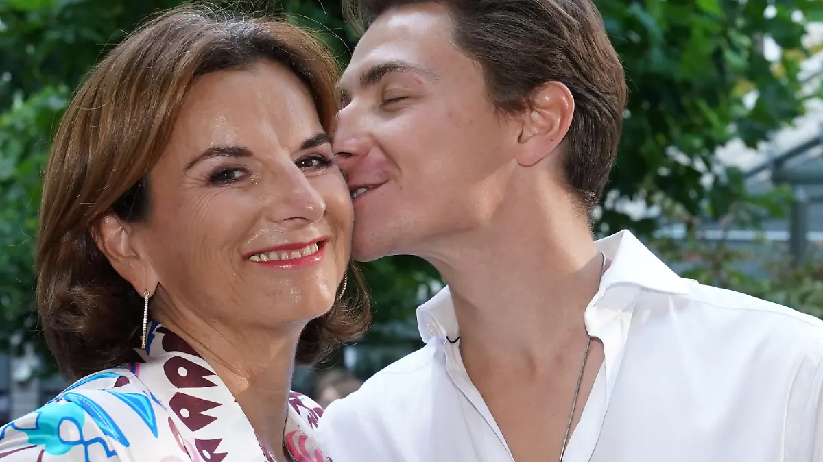 Claudia Obert, Unternehmerin, und ihr Freund Max Suhr stehen auf dem roten Teppich während der Wiedereröffnung des Restaurants „Casse-Croûte“.