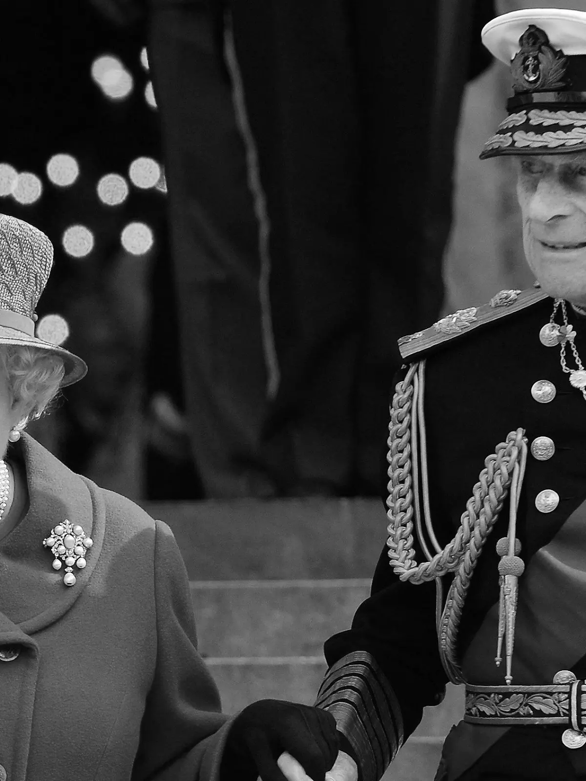 ARCHIV - 13.03.2015, Großbritannien, London: Die britische Königin Elizabeth II. und ihr Ehemann Prinz Philip, Herzog von Edinburgh, verlassen am 13.05.2015 nach einer Gedenkveranstaltung anlässlich der Beendigung der Kampfhandlungen in Afghanistan die St.-Pauls-Kathedrale in London (Großbritannien).  Der Ehemann der britischen Königin Elizabeth II., ist im Alter von 99 Jahren gestorben. Das teilte der Buckingham-Palast am 09.04.2021 in London mit. Foto: Andy Rain/EPA/dpa +++ dpa-Bildfunk +++