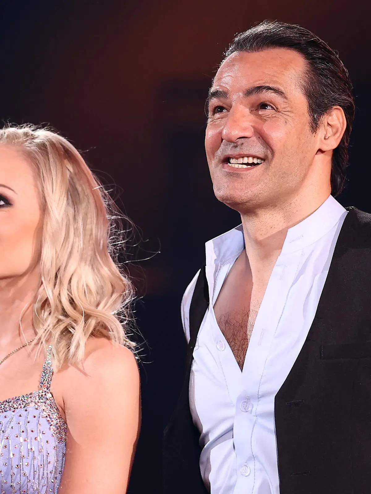 09.04.2021, Nordrhein-Westfalen, Köln: Erol Sander, Schauspieler, und Marta Arndt, Profitänzerin, stehen in der RTL-Show "Let's Dance" auf der Bühne. Die fünfte Liveshow steht unter dem Motto "Sommerparty". Foto: Rolf Vennenbernd/dpa +++ dpa-Bildfunk +++