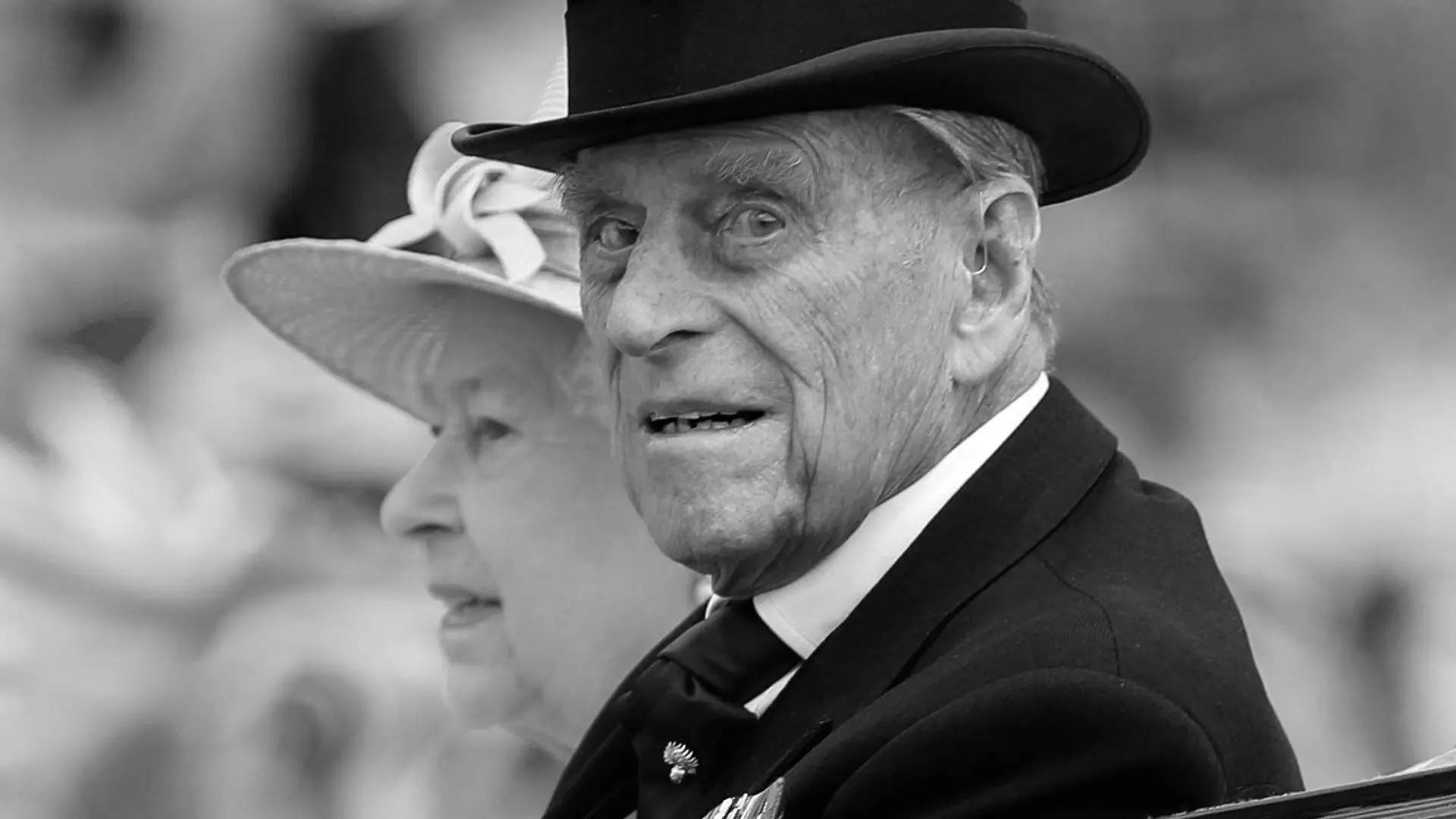 ARCHIV - 17.06.2017, Großbritannien, London: Die britische Königin Elisabeth II. und ihr Ehemann Prinz Philip kehren mit einer Kutsche in den Buckingham Palace zurück. Prinz Philip ist im Alter von 99 Jahren gestorben. Das teilte der Buckingham-Palast am 09.04.2021 in London mit. Foto: -/XinHua/dpa +++ dpa-Bildfunk +++