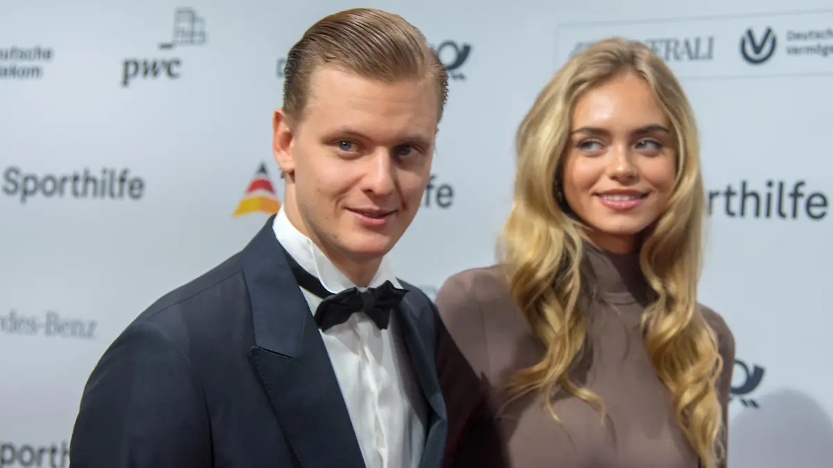 Frankfurt, 17.Februar 2024, Rennfahrer Mick Schumacher kommt mit seiner neuen Freundin Model Laila Hasanovic aus Dänemark zum 53. Ball des Sports in Festhalle. Foto: Bernd Kammerer
