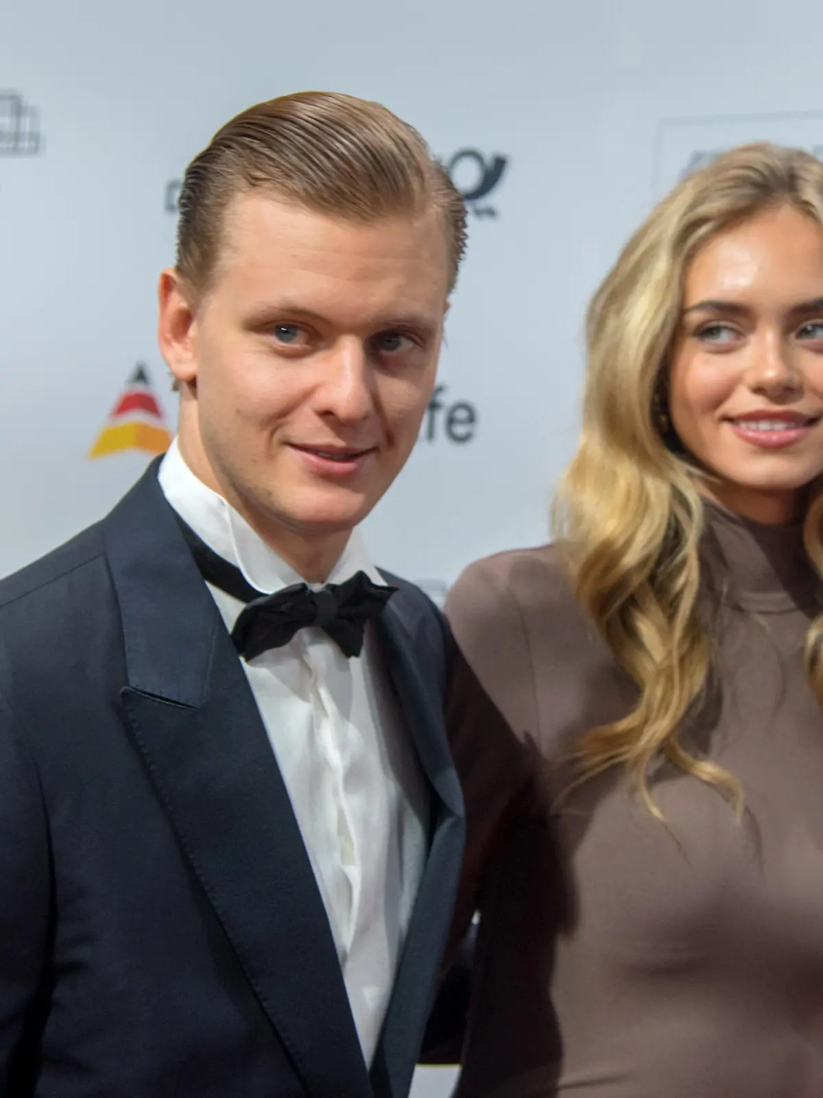 Frankfurt, 17.Februar 2024, Rennfahrer Mick Schumacher kommt mit seiner neuen Freundin Model Laila Hasanovic aus Dänemark zum 53. Ball des Sports in Festhalle. Foto: Bernd Kammerer