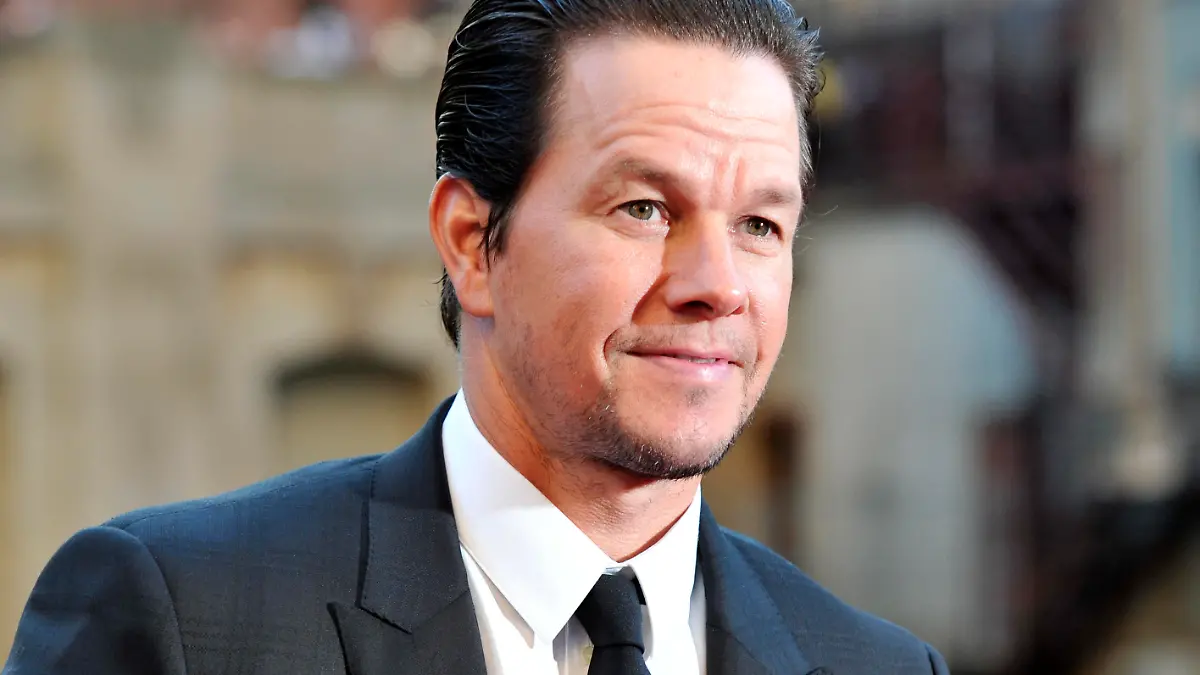 ARCHIV - US-Schauspieler Mark Wahlberg kommt am 20.06.2017 in Chicago (USA) zur US-Premiere des Films «Transformers: The Last Knight». Nach Protesten über riesige Unterschiede zur weiblichen Hauptrolle will er seine Zusatzgage für Nachdrehen von «Alles Geld der Welt» spenden. (zu dpa Mark Wahlberg will nach Protesten Millionen-Gage spenden vom 14.01.2018) Foto: Rob Grabowski/Invision/AP/dpa +++(c) dpa - Bildfunk+++
