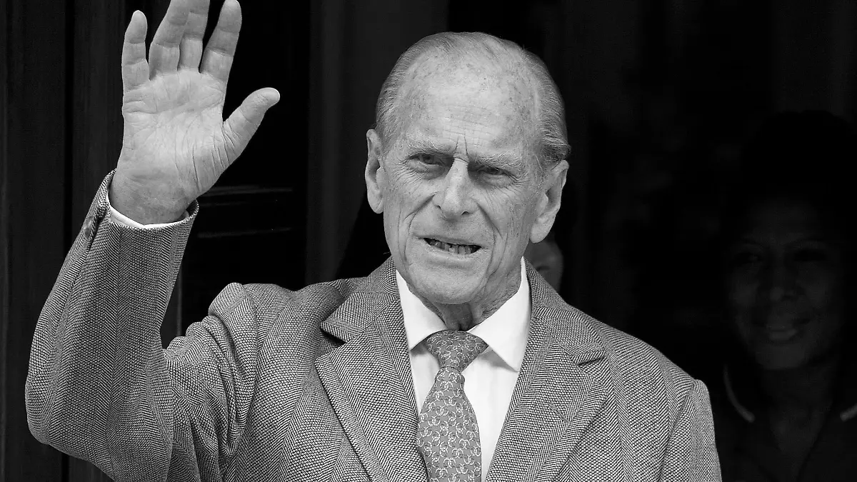 ARCHIV - 09.06.2012, Großbritannien, London: Prinz Philip von Großbritannien verlässt das King Edward VII Hospital. (zu dpa "TV-Sender räumen Sendeplätze für Beisetzung von Prinz Philip frei") Foto: Karel Prinsloo/EPA/dpa +++ dpa-Bildfunk +++