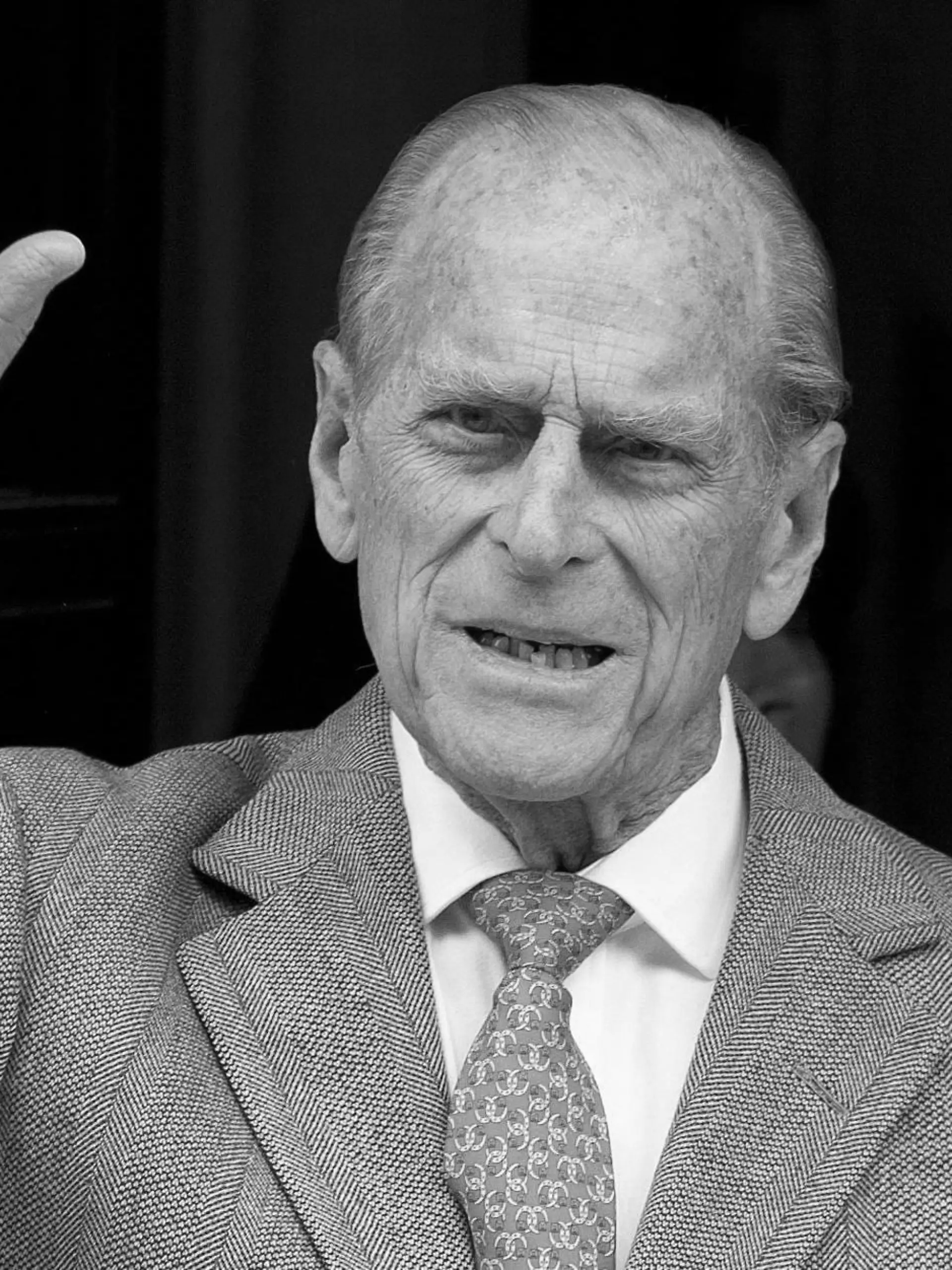 ARCHIV - 09.06.2012, Großbritannien, London: Prinz Philip von Großbritannien verlässt das King Edward VII Hospital. (zu dpa "TV-Sender räumen Sendeplätze für Beisetzung von Prinz Philip frei") Foto: Karel Prinsloo/EPA/dpa +++ dpa-Bildfunk +++