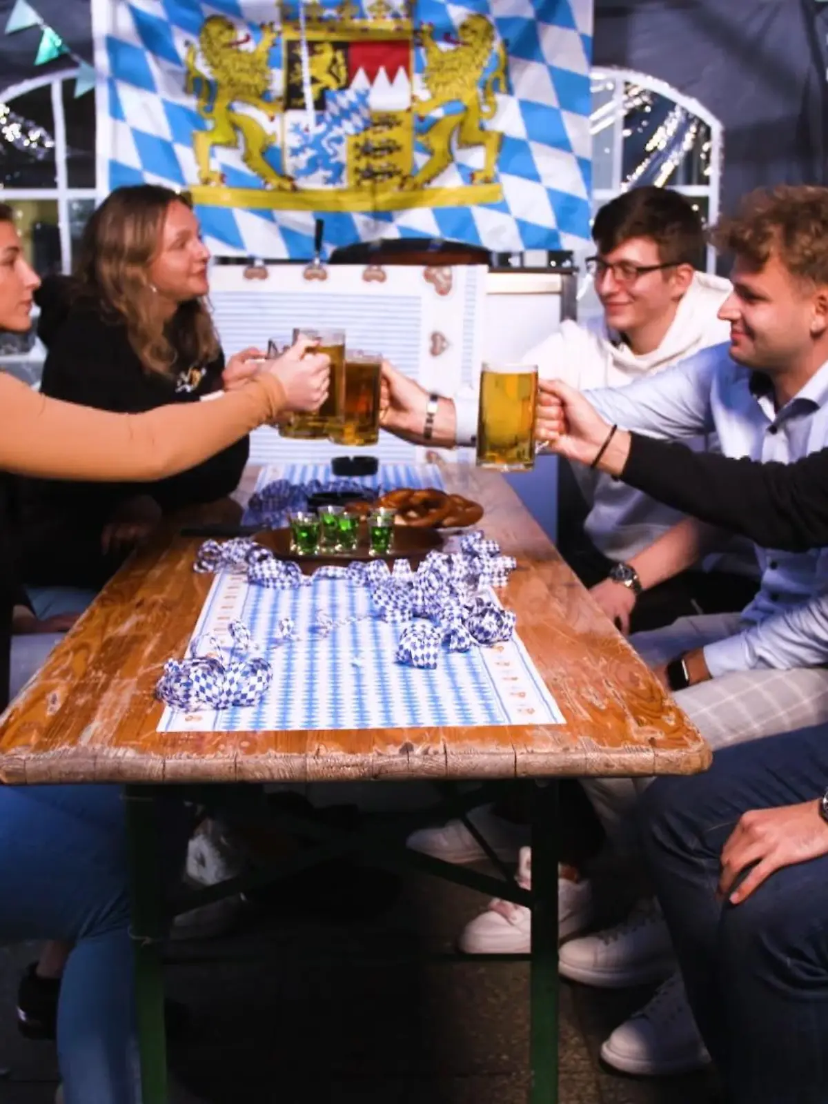 Man sitzt gemütlich in einer Bar und gönnt sich das ein oder andere Gläschen. Doch dann geht man einmal kurz an die frische Luft und mit einem Mal haut der Alkohol so richtig rein. Doch verändert der Alkohol an der frischen Luft wirklich seine Wirkung? Und wenn ja, woran liegt das? Wir haben den Test gemacht.