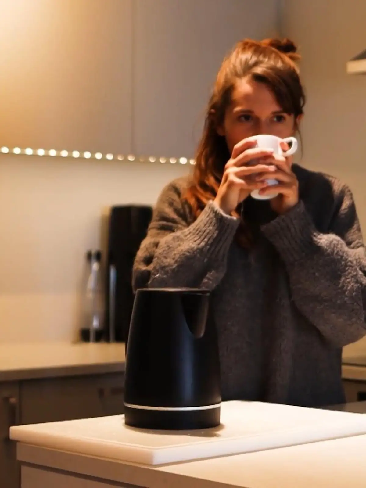 Eine kalte Wohnung hat niemand gerne, doch bei den steigenden Energiepreisen überlegen viele im Winter sparsamer zu sein und weniger zu heizen. RTL-Reporterin Barbara Werner ist nach Island geflogen und wollte wissen, ab wann es in einer Wohnung zu kalt ist und hat die Isländer nach sinnvollen Tipps gefragt, wie man sich am besten aufwärmt.