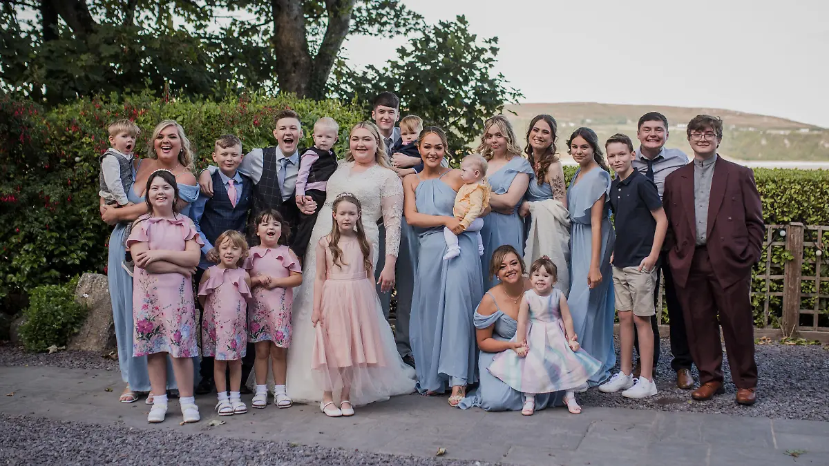 SONDERKONDITIONEN: Satzpreis!
**sent under embargo - no use before 2pm BST Sept 23 2022** Kayley Stead on her 'wedding day'. See SWNS story SWSMwedding. A jilted bride decided to carry on with her wedding without her groom when he failed to turn up - after spending her life savings on it. Kayley Stead, 27, discovered she wasn't going to marry her partner of almost four years when he failed to arrive for their nuptials - and her mother-in-law-to-be had to break the news he'd fled. Despite the heartbreak, Kayley decided to go ahead with the big day on September 15 at Oxwich Bay Hotel in Gower, Swansea, Wales, with her loved ones around her - after spending £12k on the celebrations. Supported by her bridal party and family, Kayley went ahead with her wedding entrance, meal, speeches, dances and even posed for professional photos without her groom.  / action press