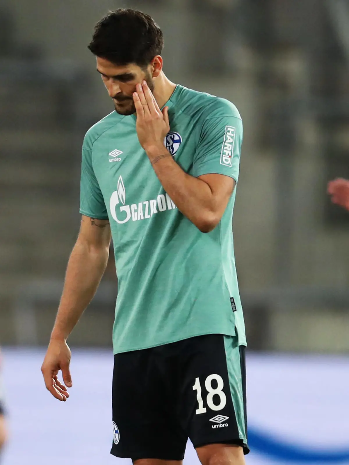 20.04.2021, Nordrhein-Westfalen, Bielefeld: Fußball: Bundesliga, 30. Spieltag, Arminia Bielefeld - FC Schalke 04, Schüco Arena: Schalkes Stürmer Goncalo Paciencia reagiert nach dem 1-0 von Bielefeld. WICHTIGER HINWEIS: Gemäß den Vorgaben der DFL Deutsche Fußball Liga bzw. des DFB Deutscher Fußball-Bund ist es untersagt, in dem Stadion und/oder vom Spiel angefertigte Fotoaufnahmen in Form von Sequenzbildern und/oder videoähnlichen Fotostrecken zu verwerten bzw. verwerten zu lassen. Foto: Friso Gentsch/dpa Pool/dpa +++ dpa-Bildfunk +++